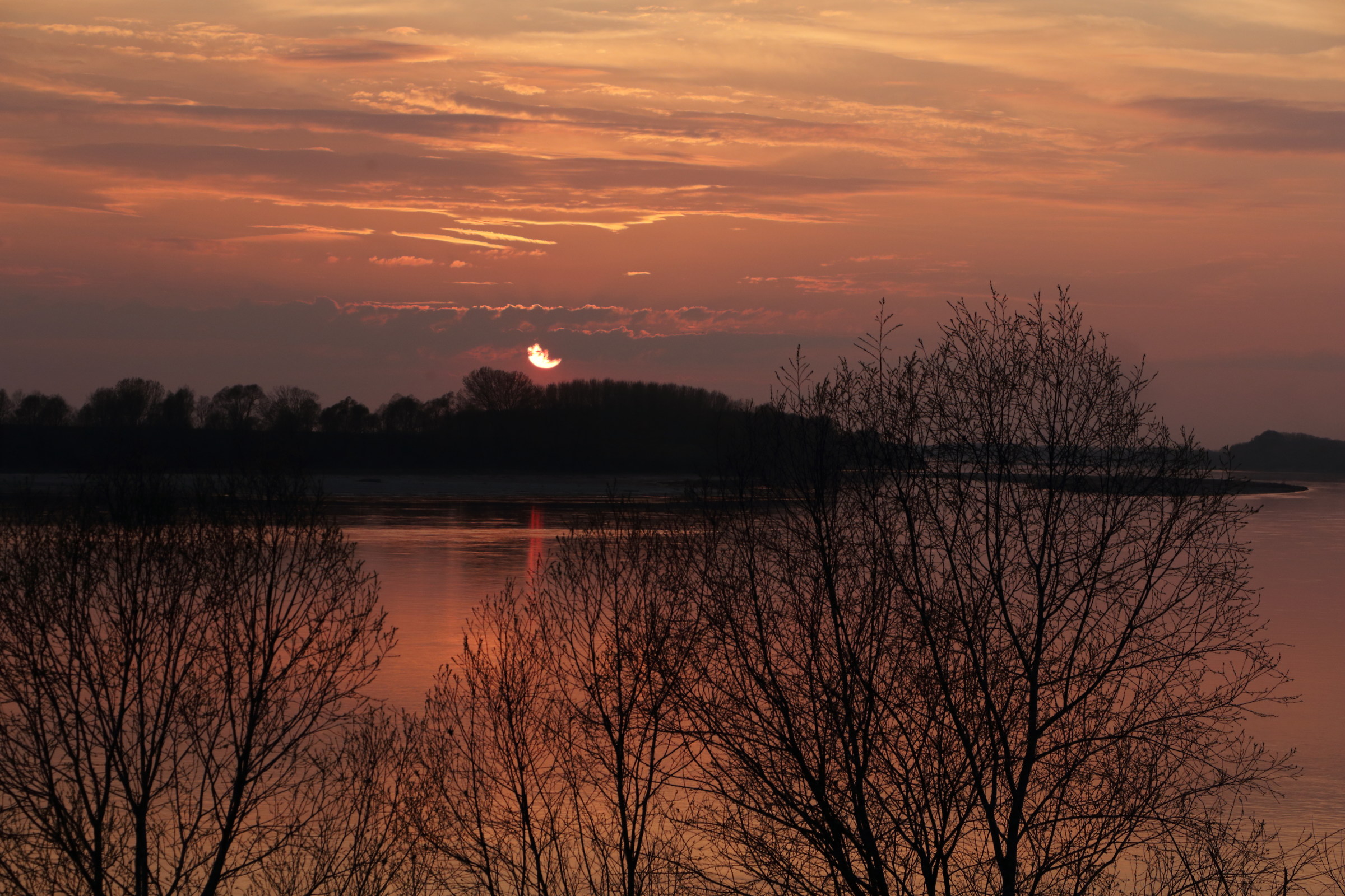 Un altro giorno termina sul grande fiume