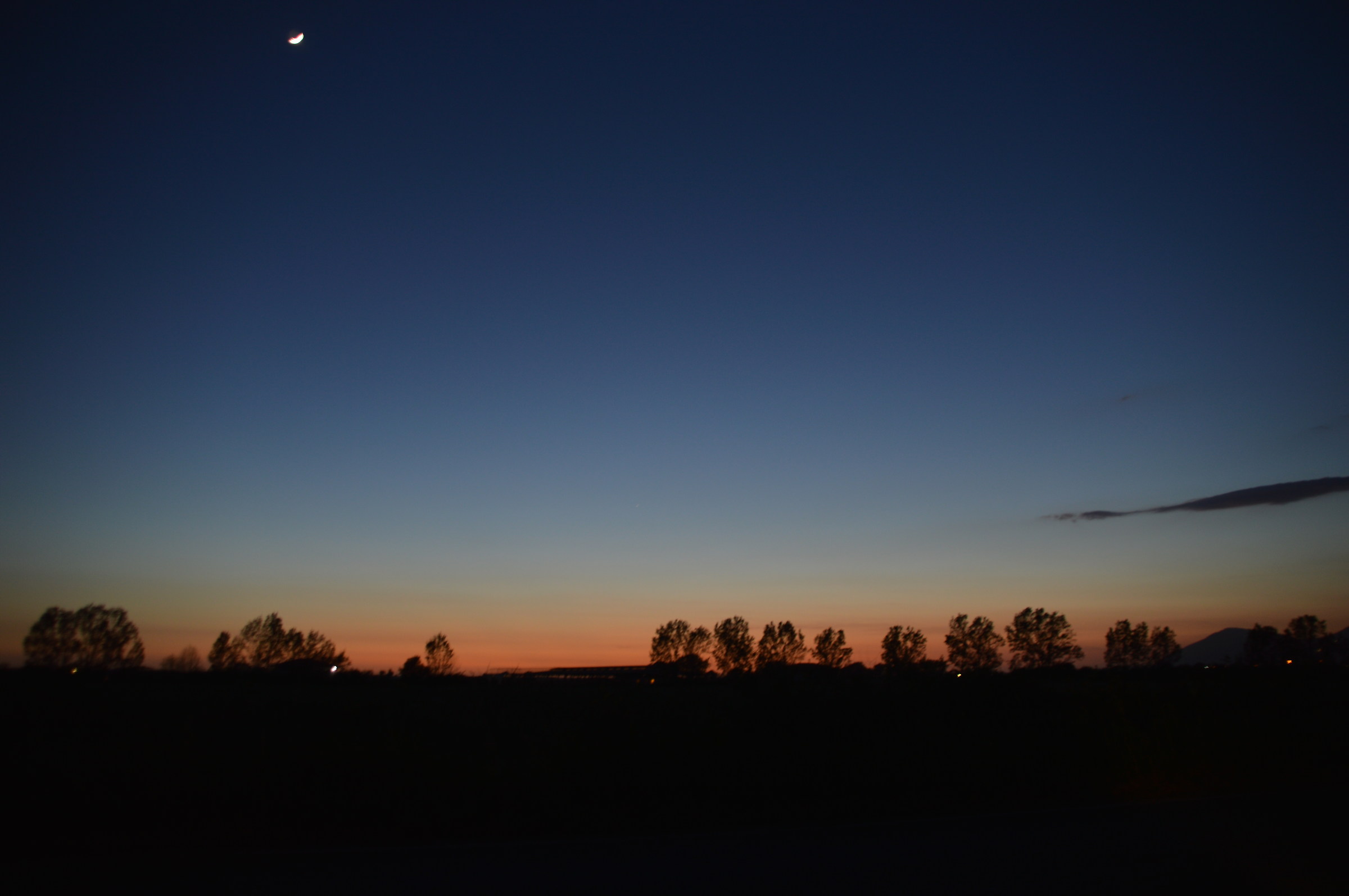...Se guardi in alto c'è ancora la Luna...