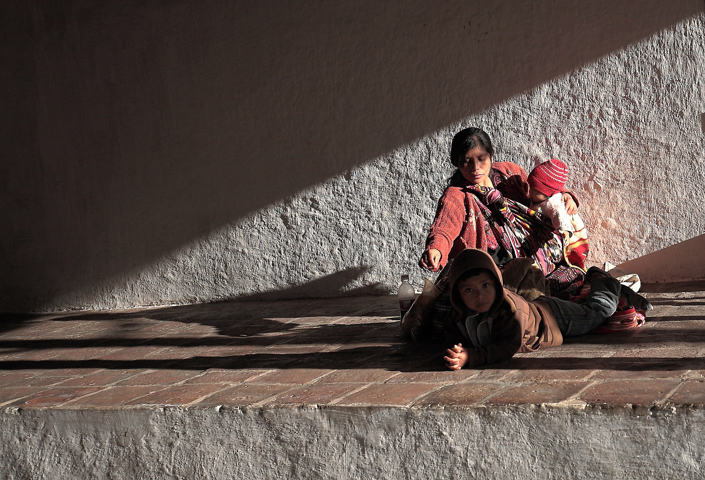Chichicastenango, a family with all his belongings