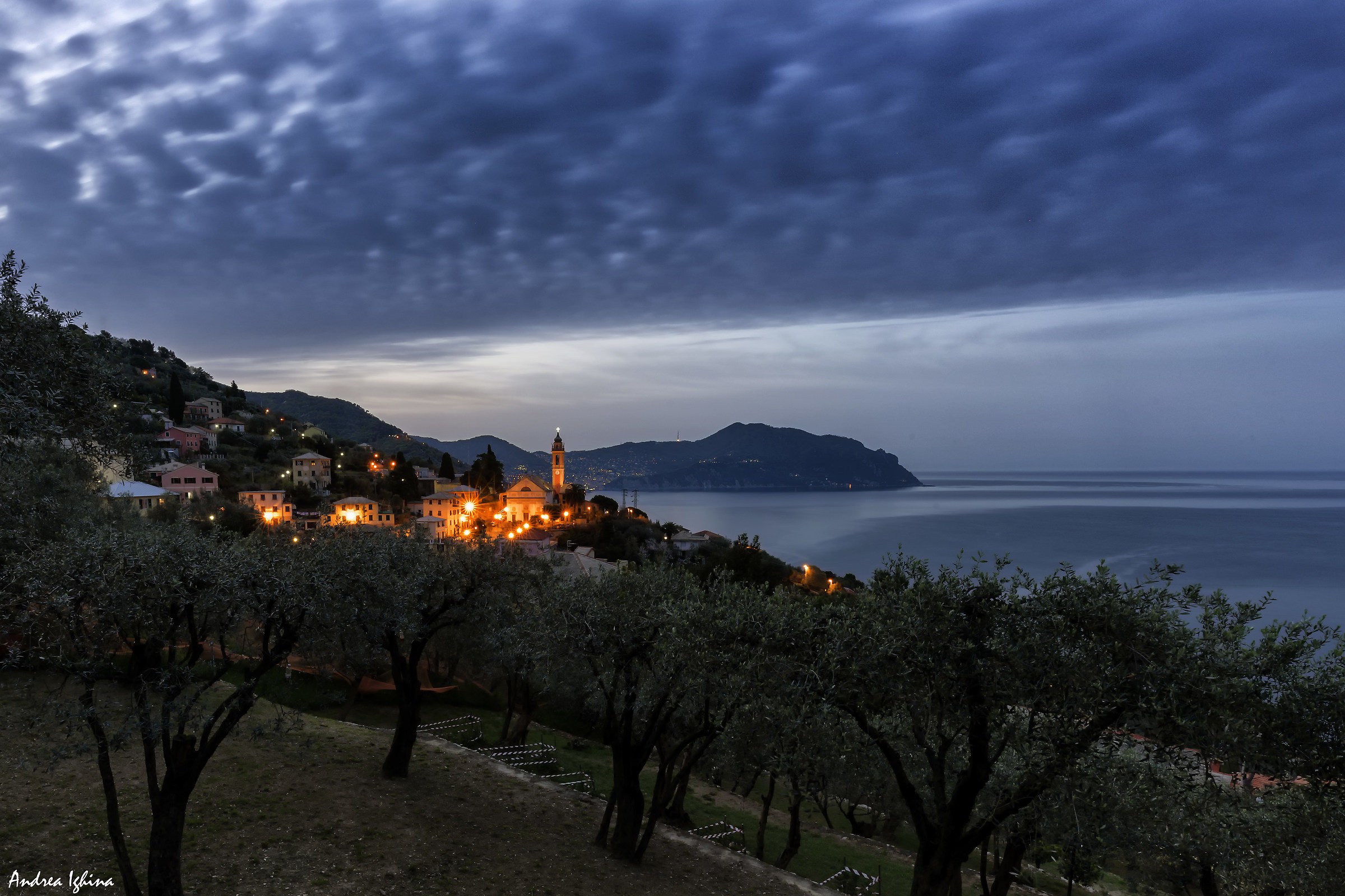 Pieve Ligure in un alba burrascosa