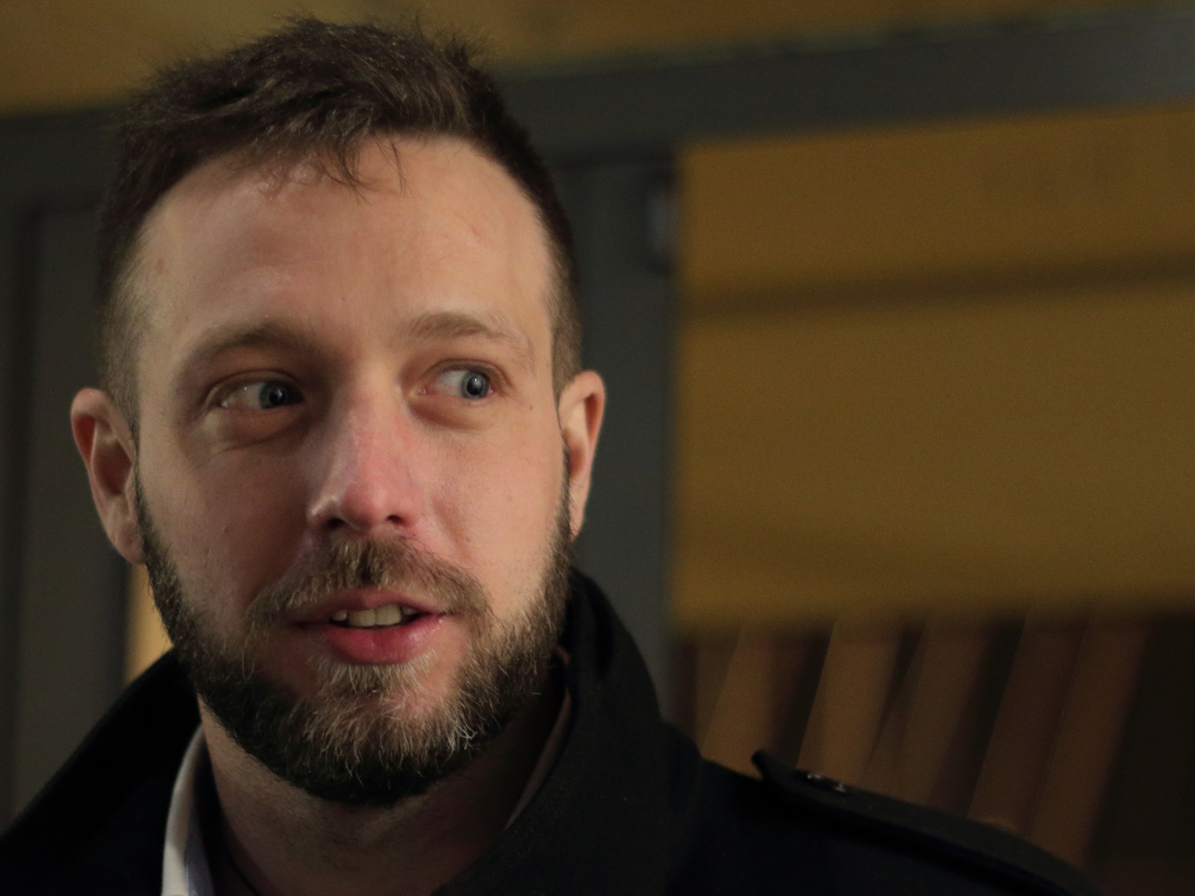 Guardando con sospetto...