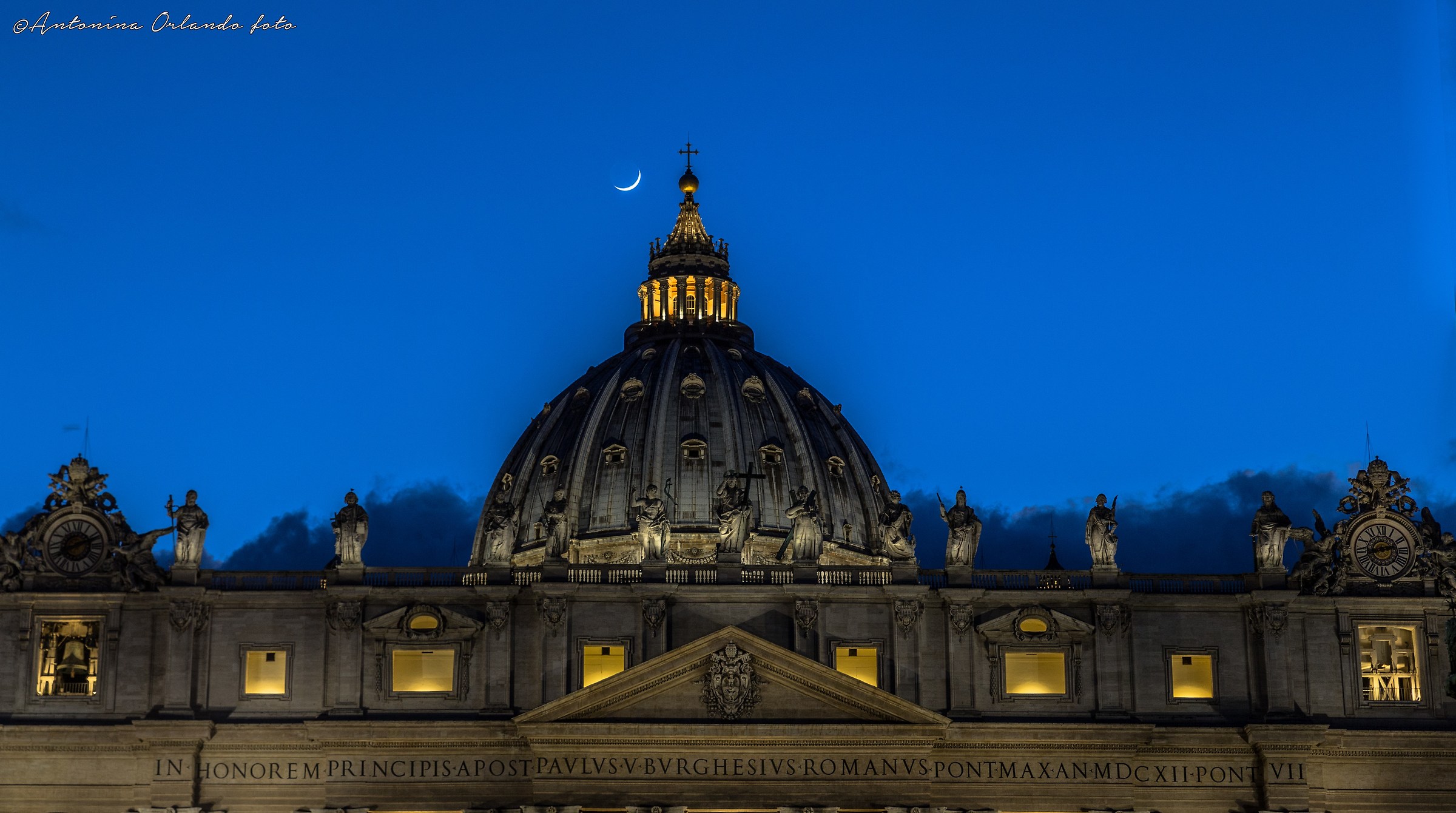 Roma : il cupolone , l'ora blu e la luna !!
