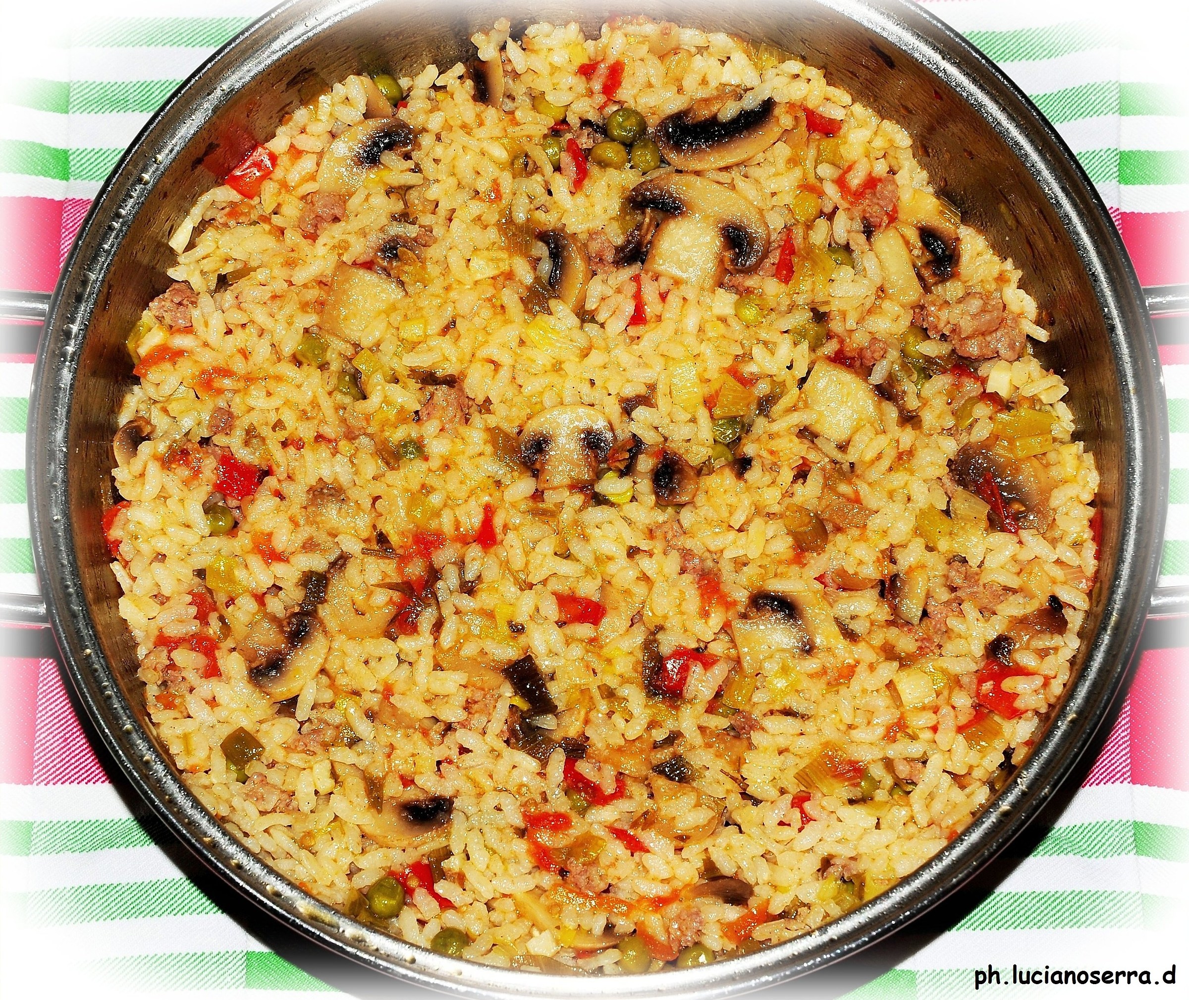 Risotto con salsiccia, piselli e funghi