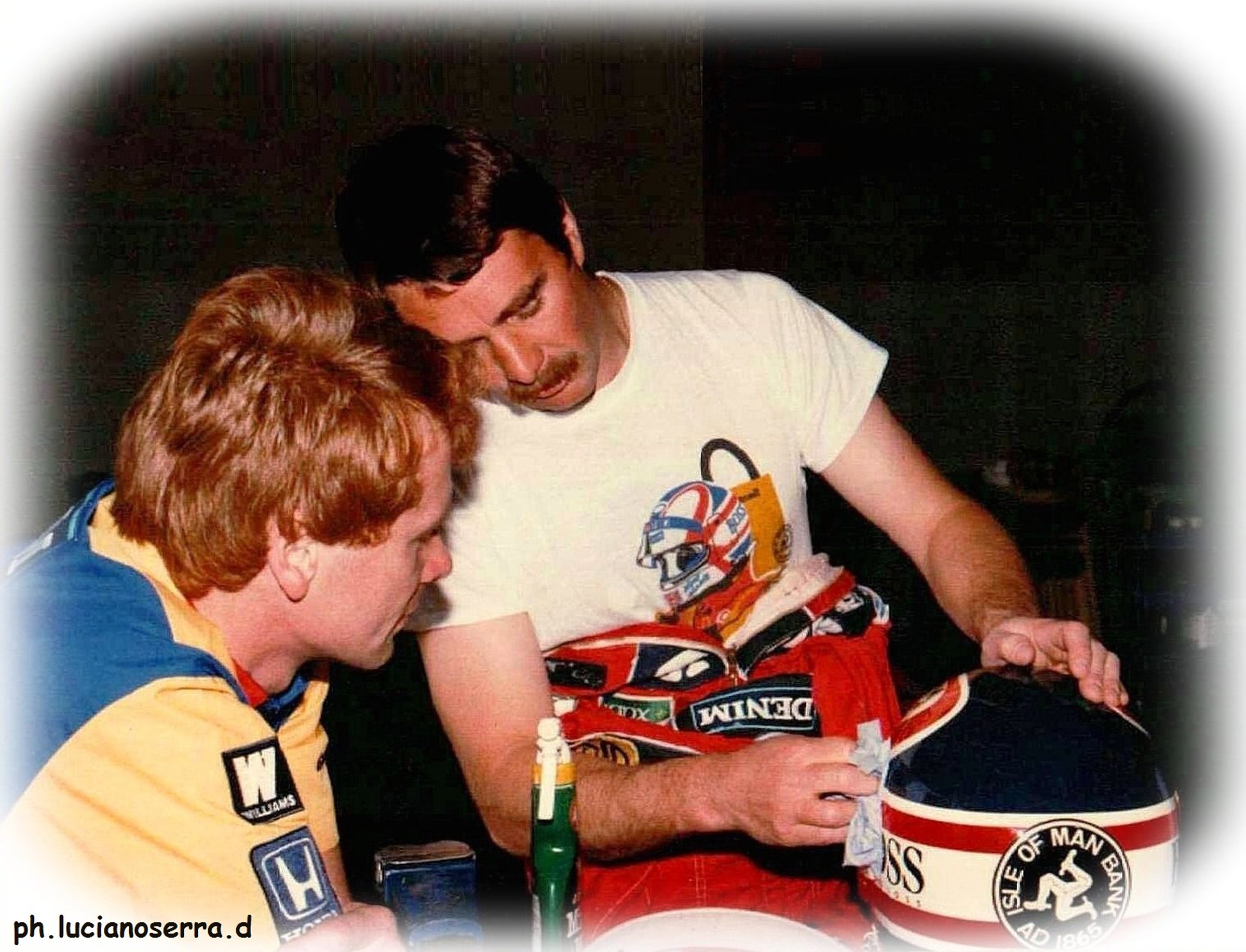 Nigel Mansell Williams driver cleans the helmet
