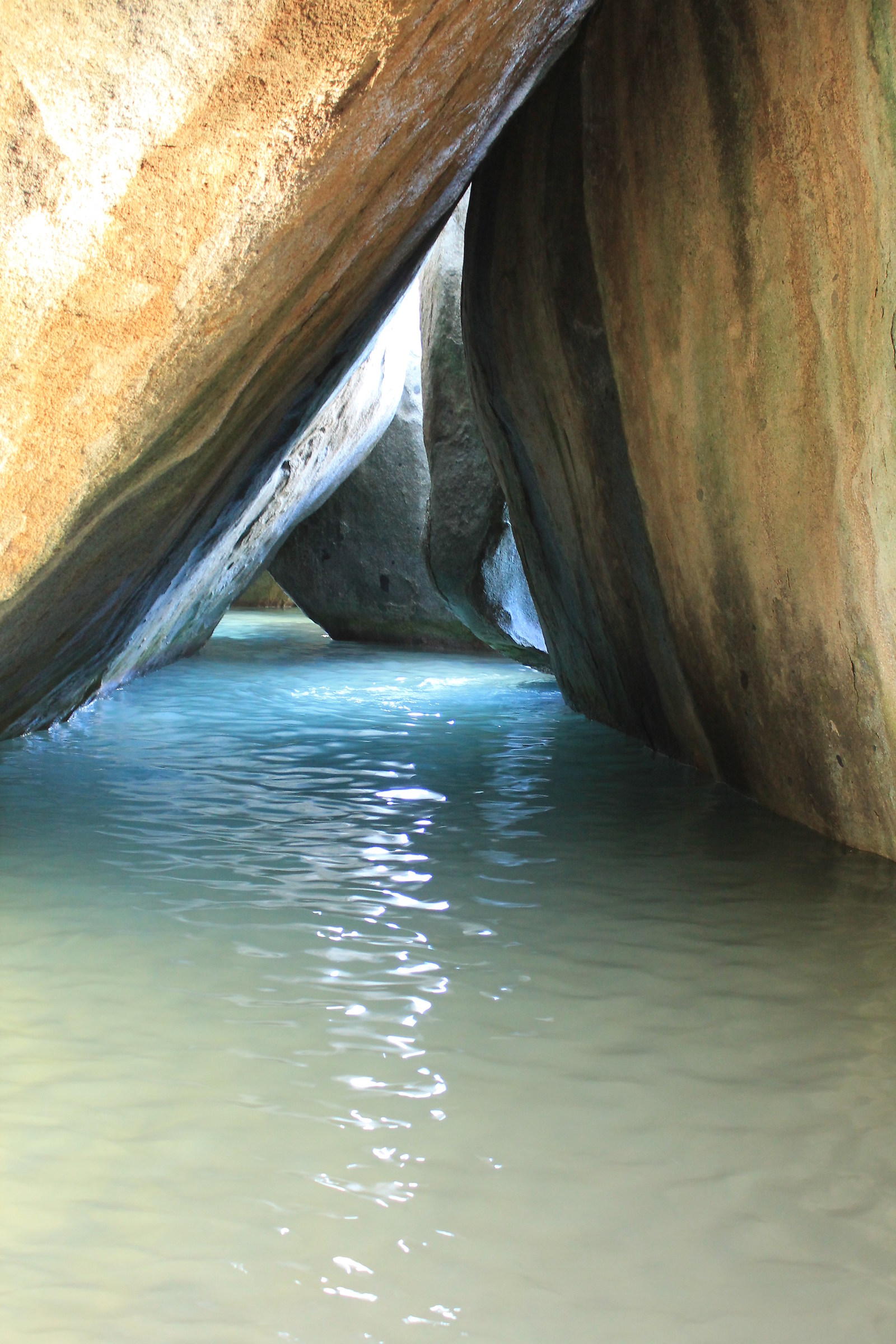Attraverso le grotte di Virgin Gorda