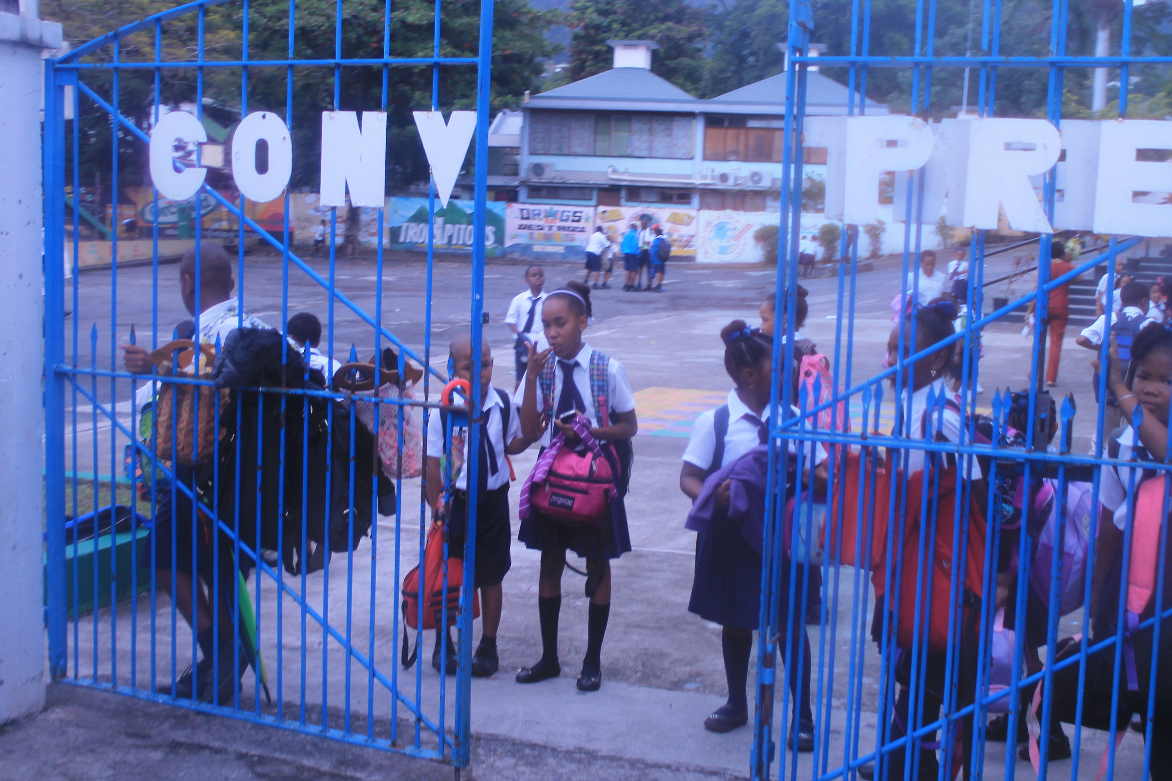 In attesa di entrare a scuola...Dominica