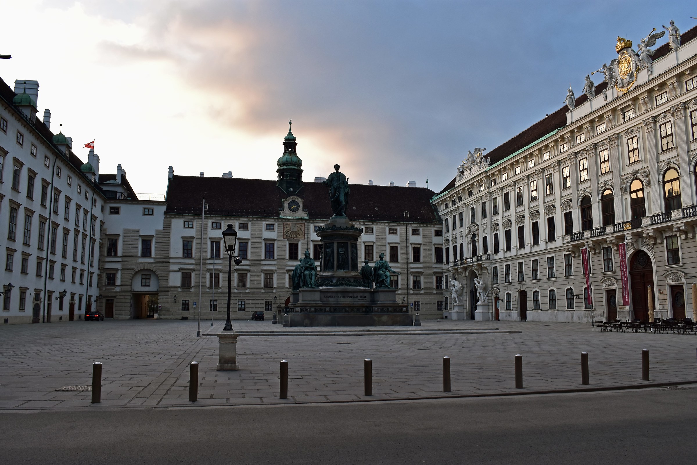 All'interno del palazzo imperiale...