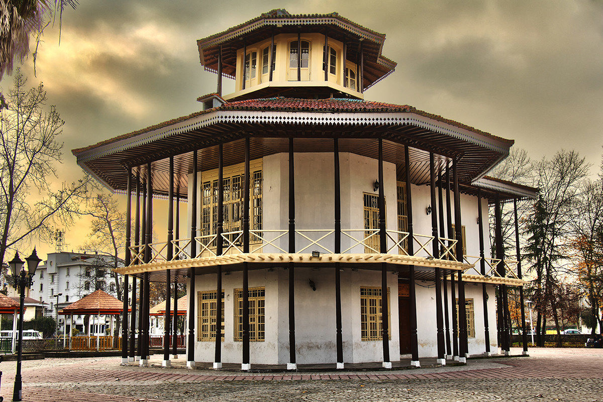 Pavilion (rasht Garden Mohtasham)