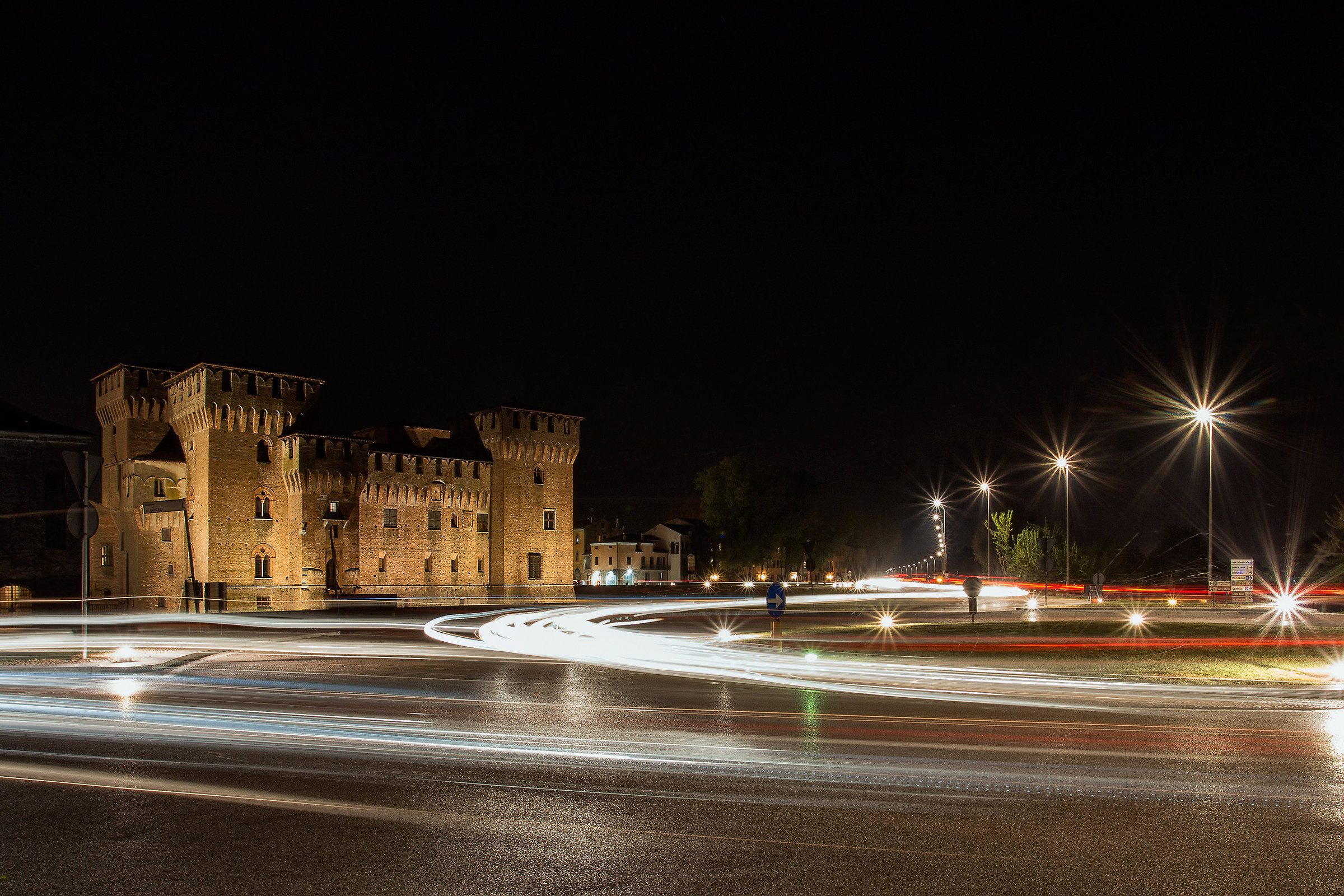Il Castello la Rotonda e le scie