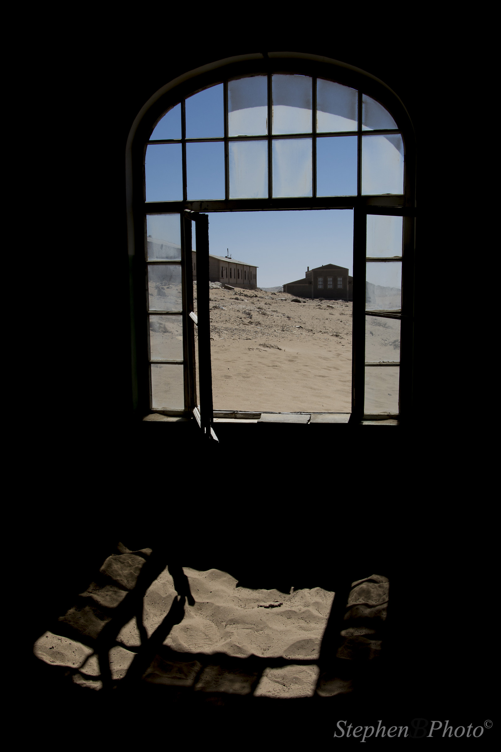 the desert regains its spaces