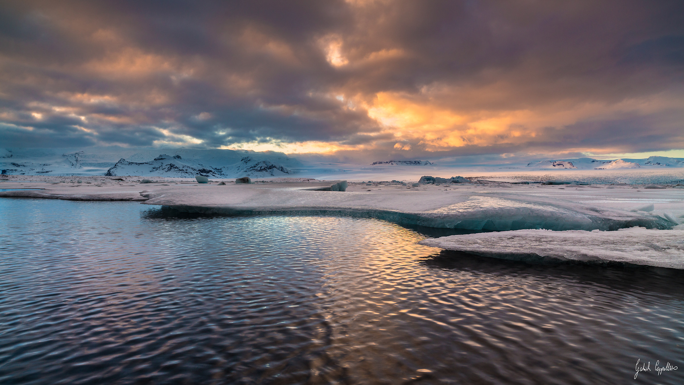 Il tramonto nel mare d'Islanda