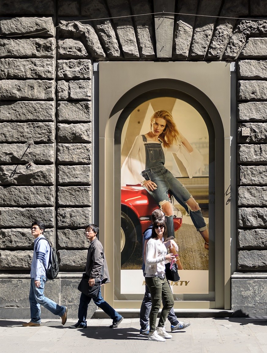 lei si gira... subito anche lui...