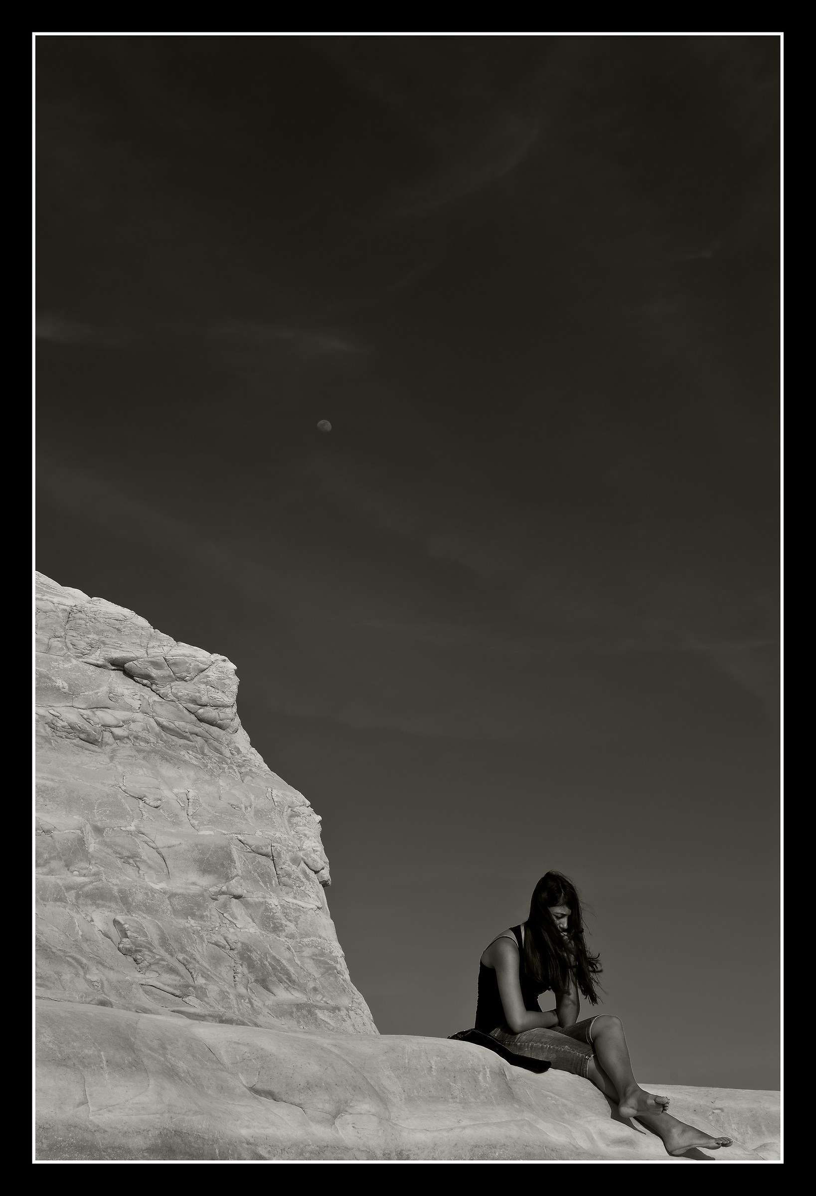 Pensierosa sotto la luna diurna