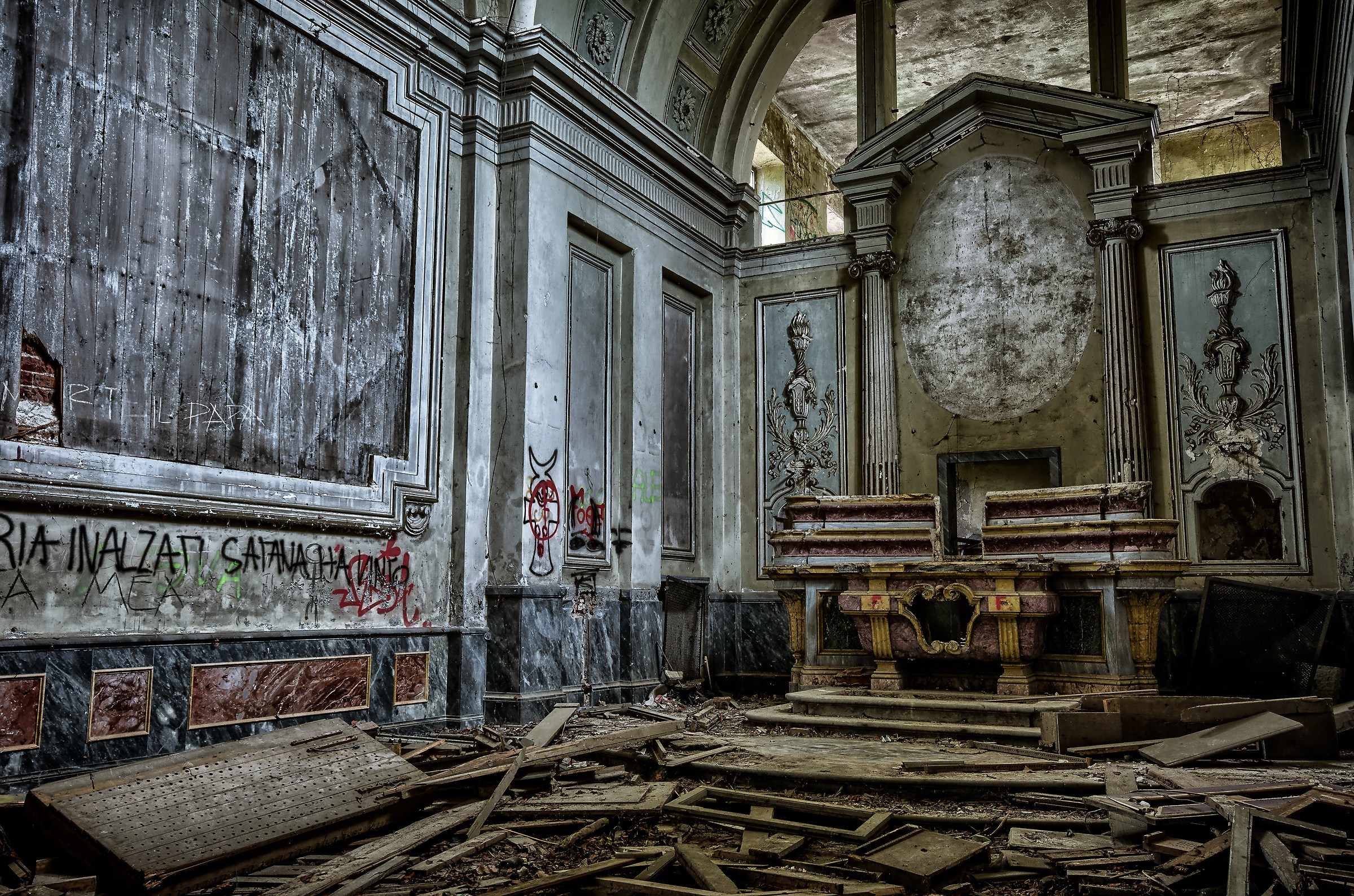 Villa Moglia ... Interior devastated church