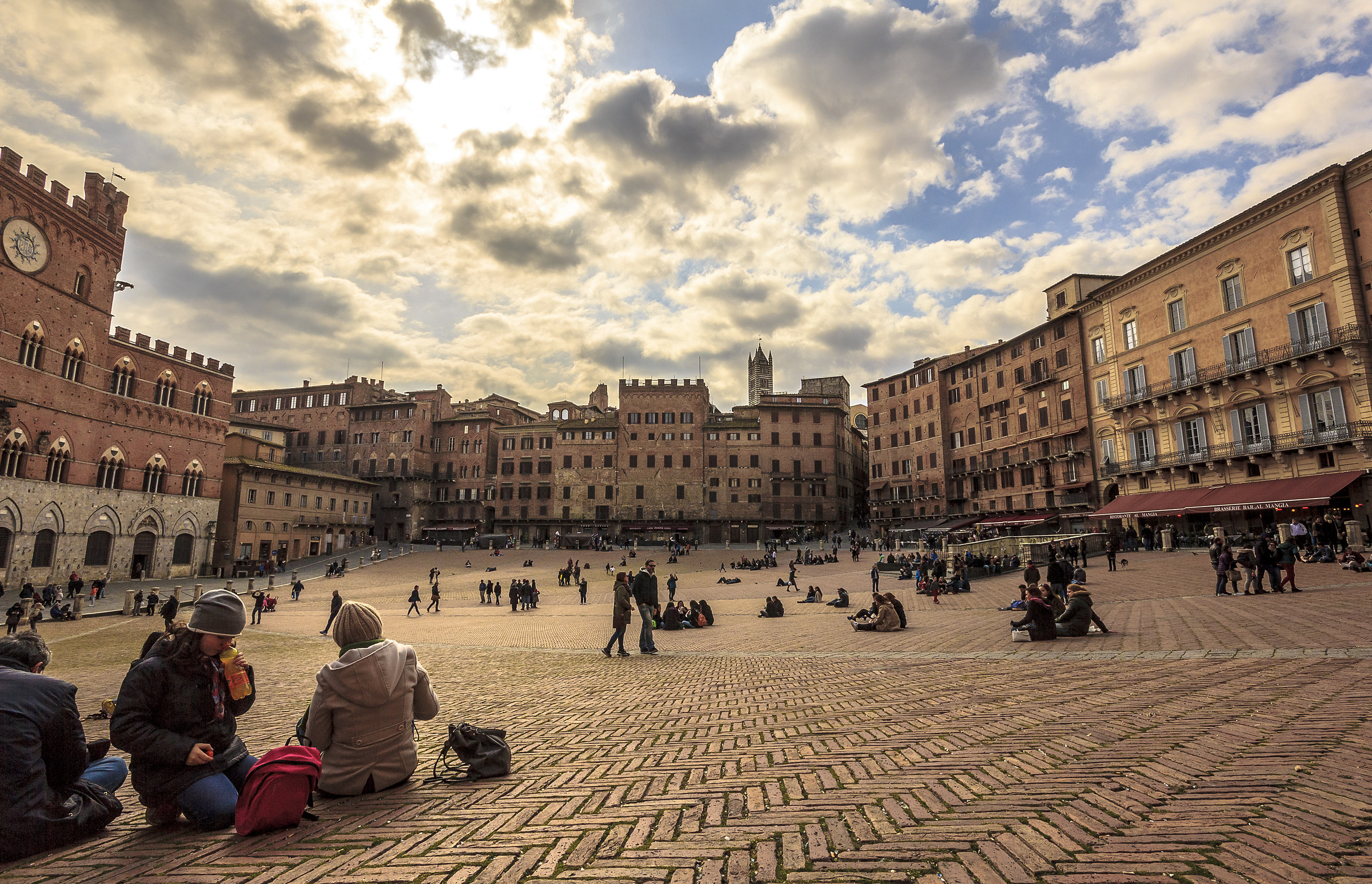 Stories of daily life in Piazza del Campo