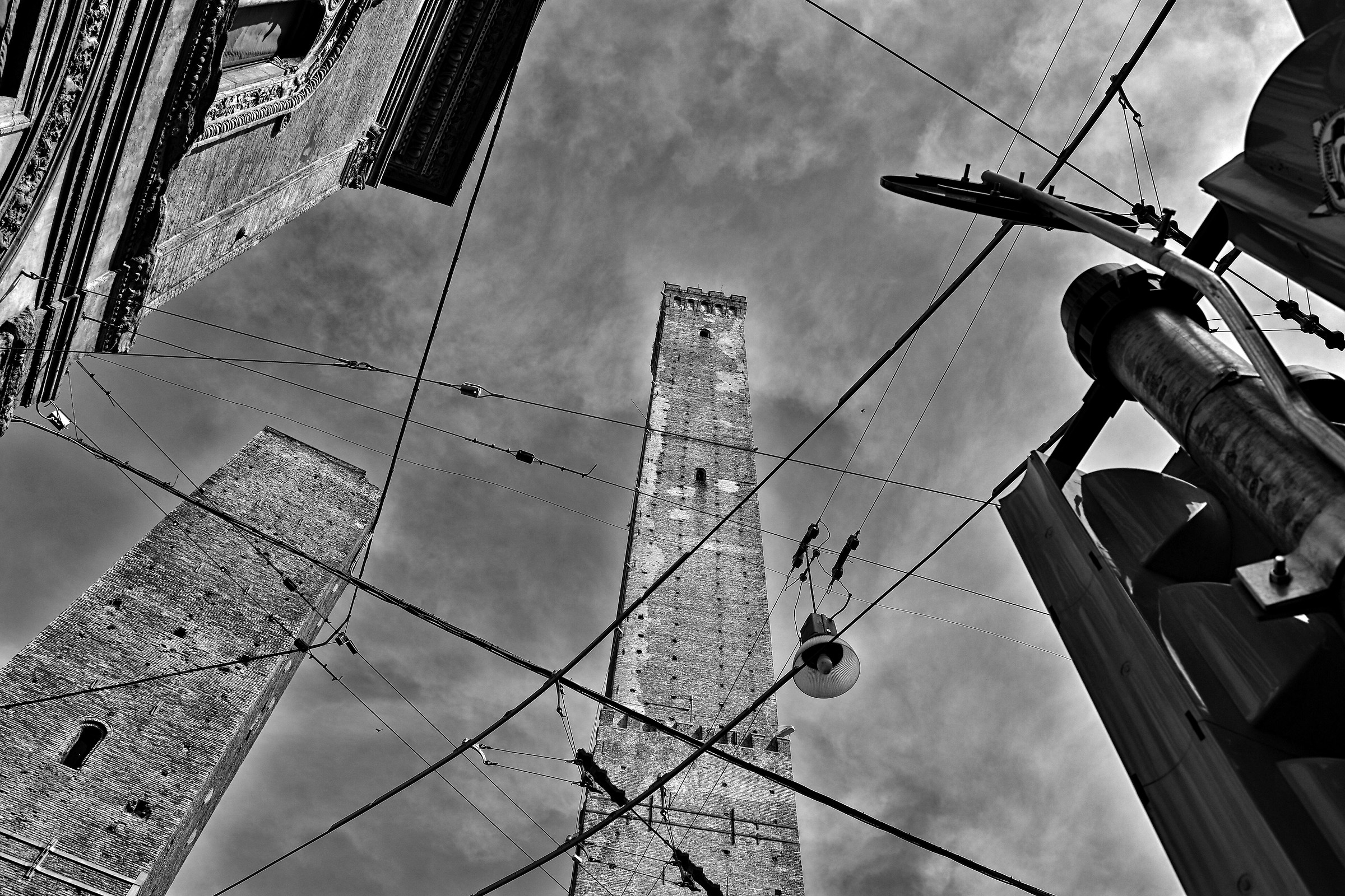 Ritagli di cielo, torri e fili sparsi...