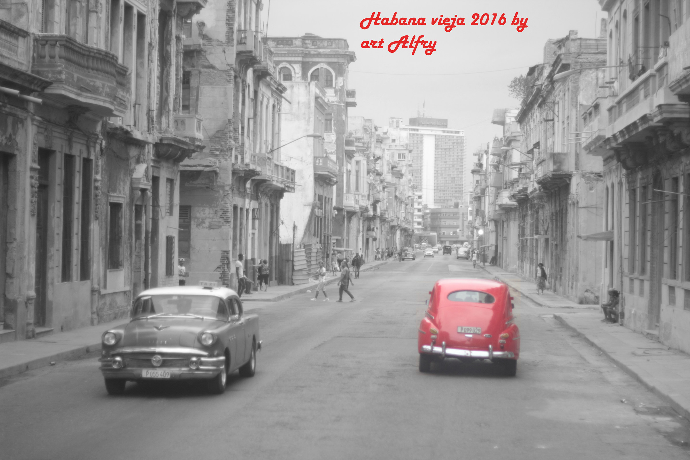 Almendrone rojo en la Habana vieja 2016