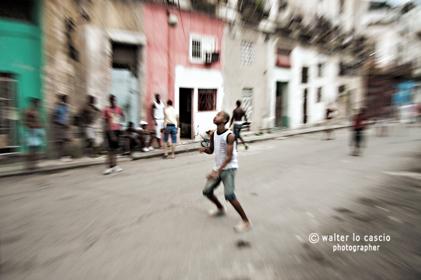 Havana, Bambini giocano a calcio