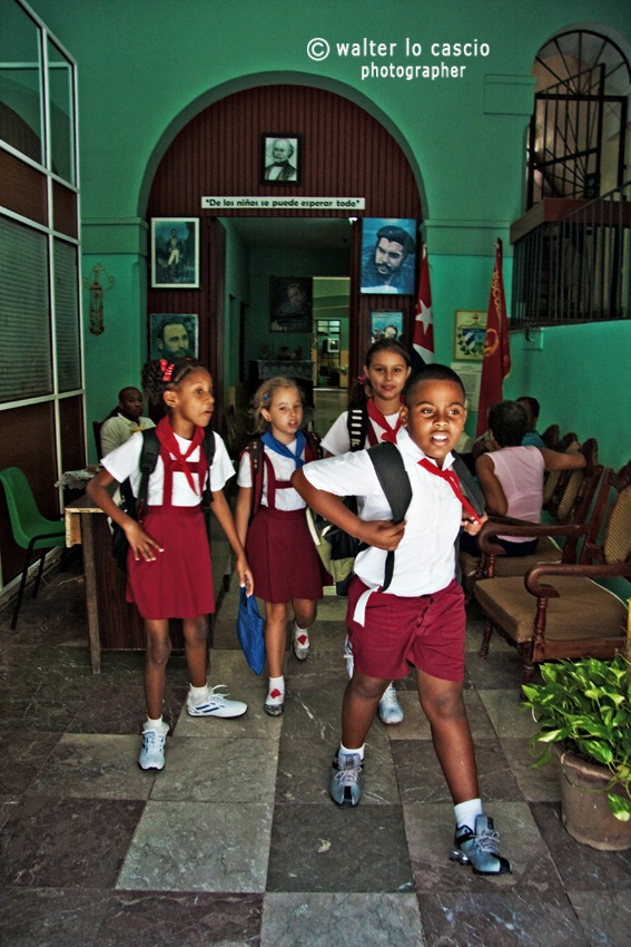 Havana, bambini all'uscita della scuola
