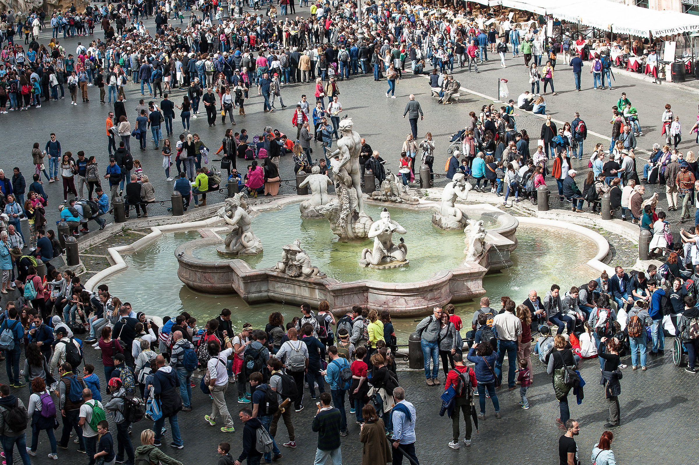 Roma-Una giornata festiva a Piazza Navona
