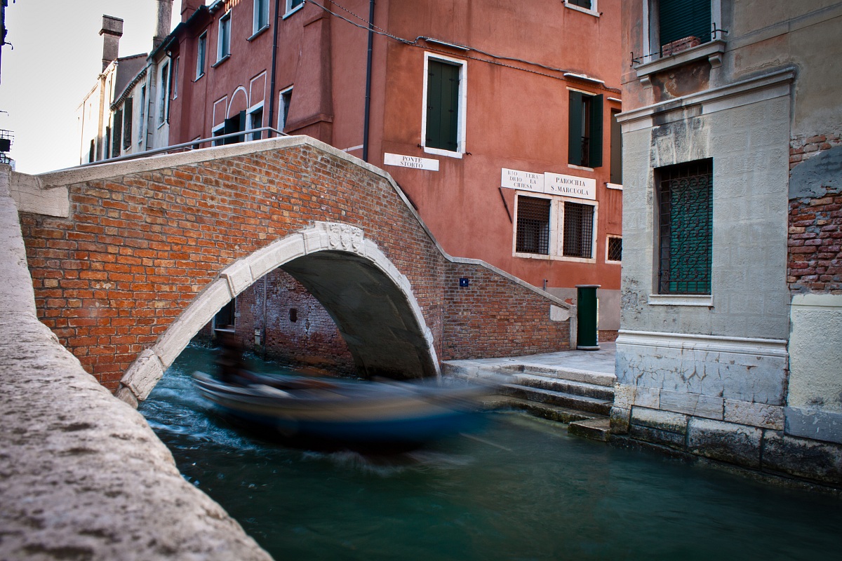 Sfrecciando tra i canali