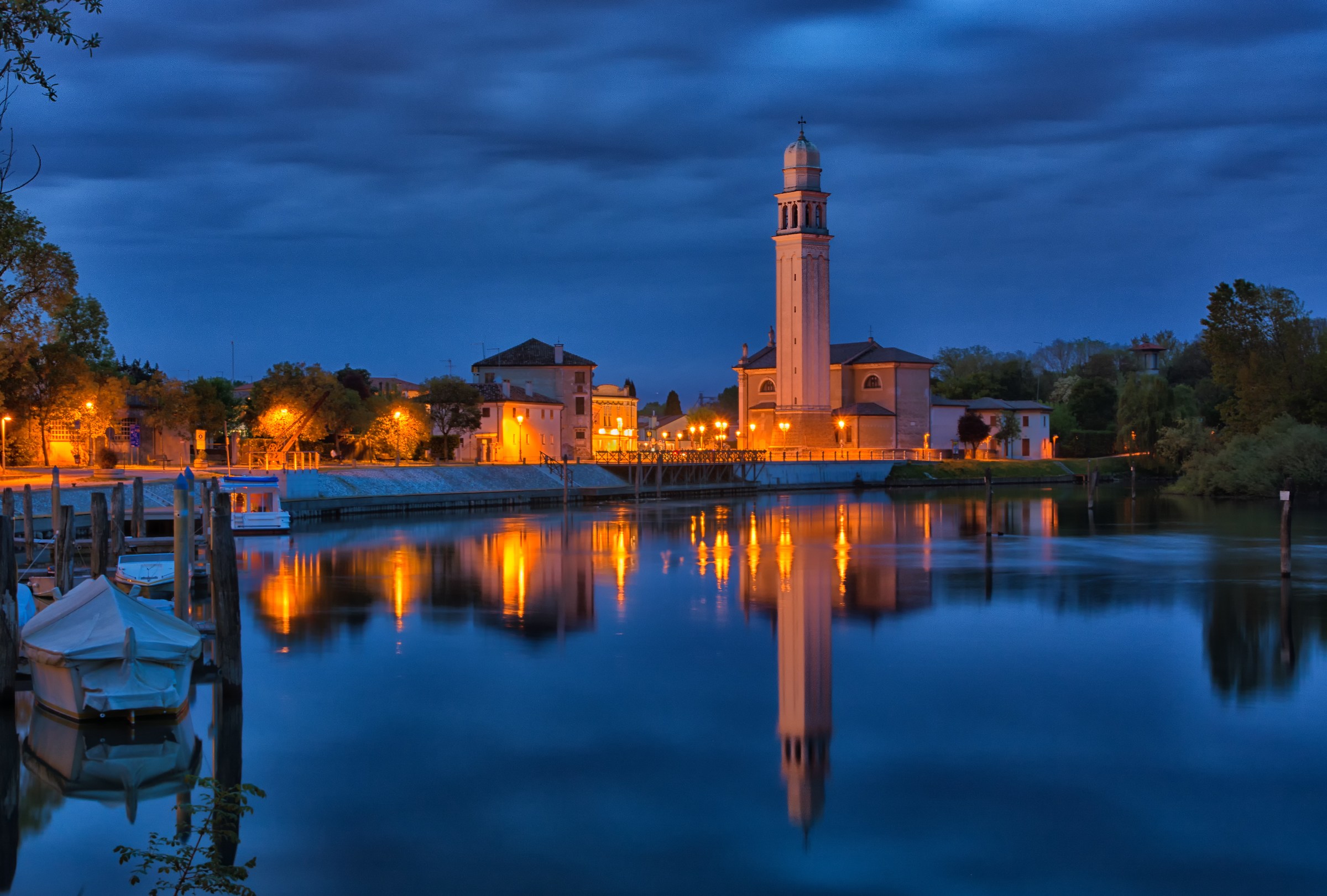 The port of Casier blue hour