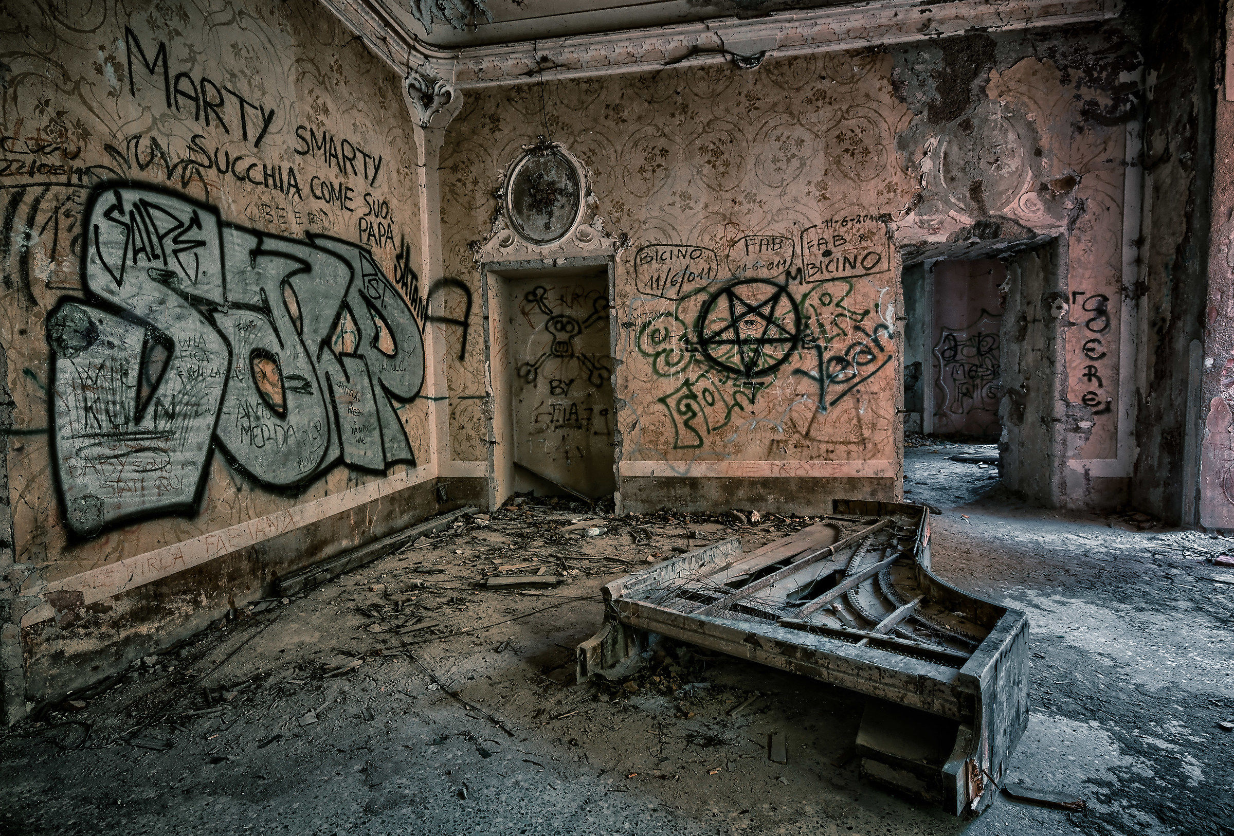 Villa de Vecchi ... the piano playing at night ...