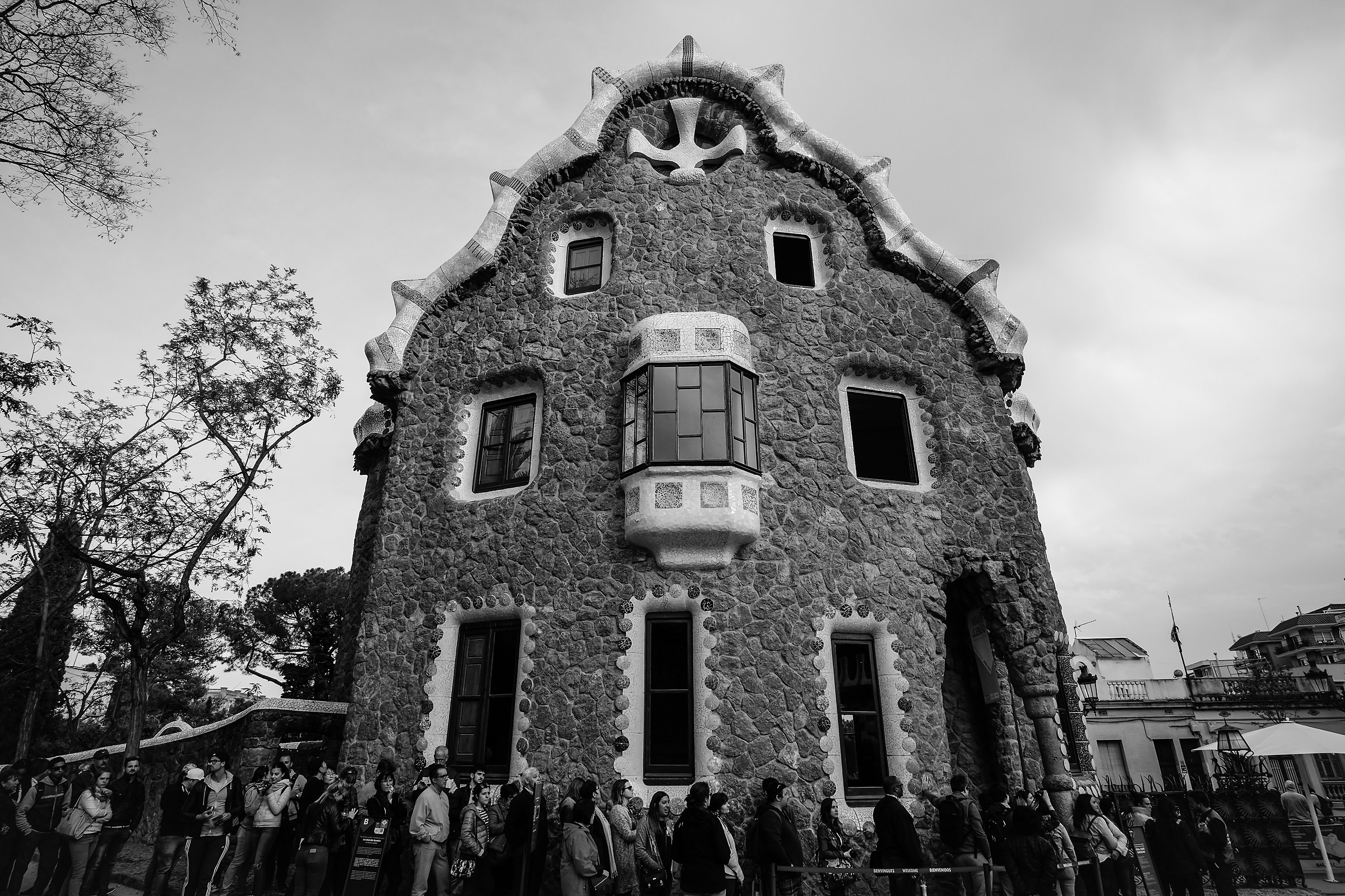 La fila davanti alla casa del guardia