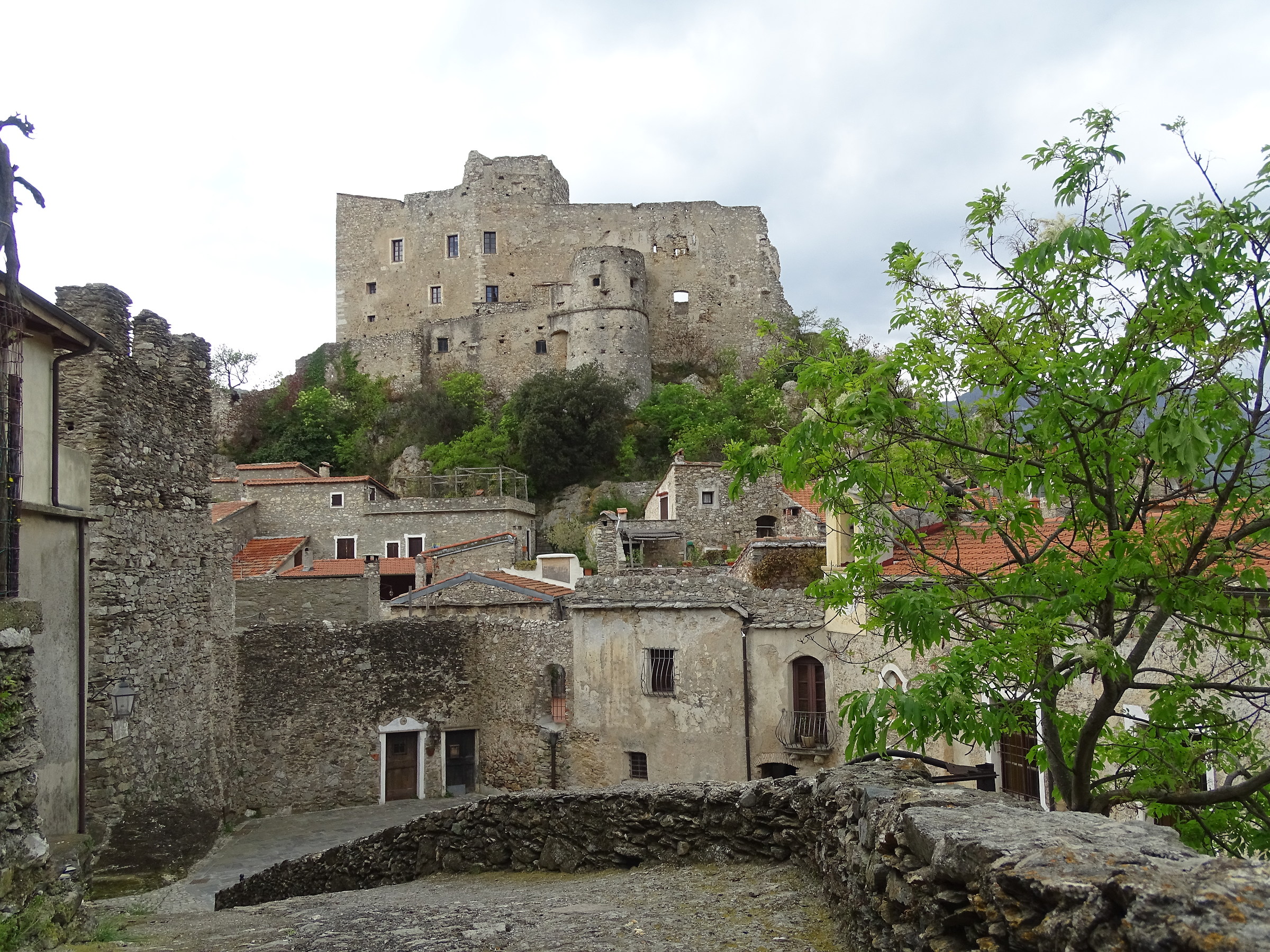 Il borgo di Castelvecchio di Rocca Barbena (sv)