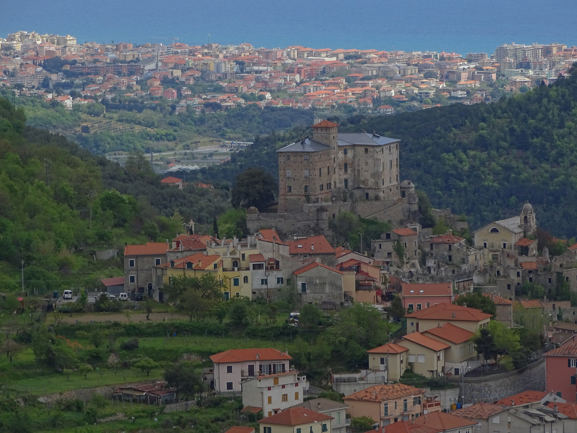 Balestrino (sv) con in sottofondo Borghetto S.Spirito