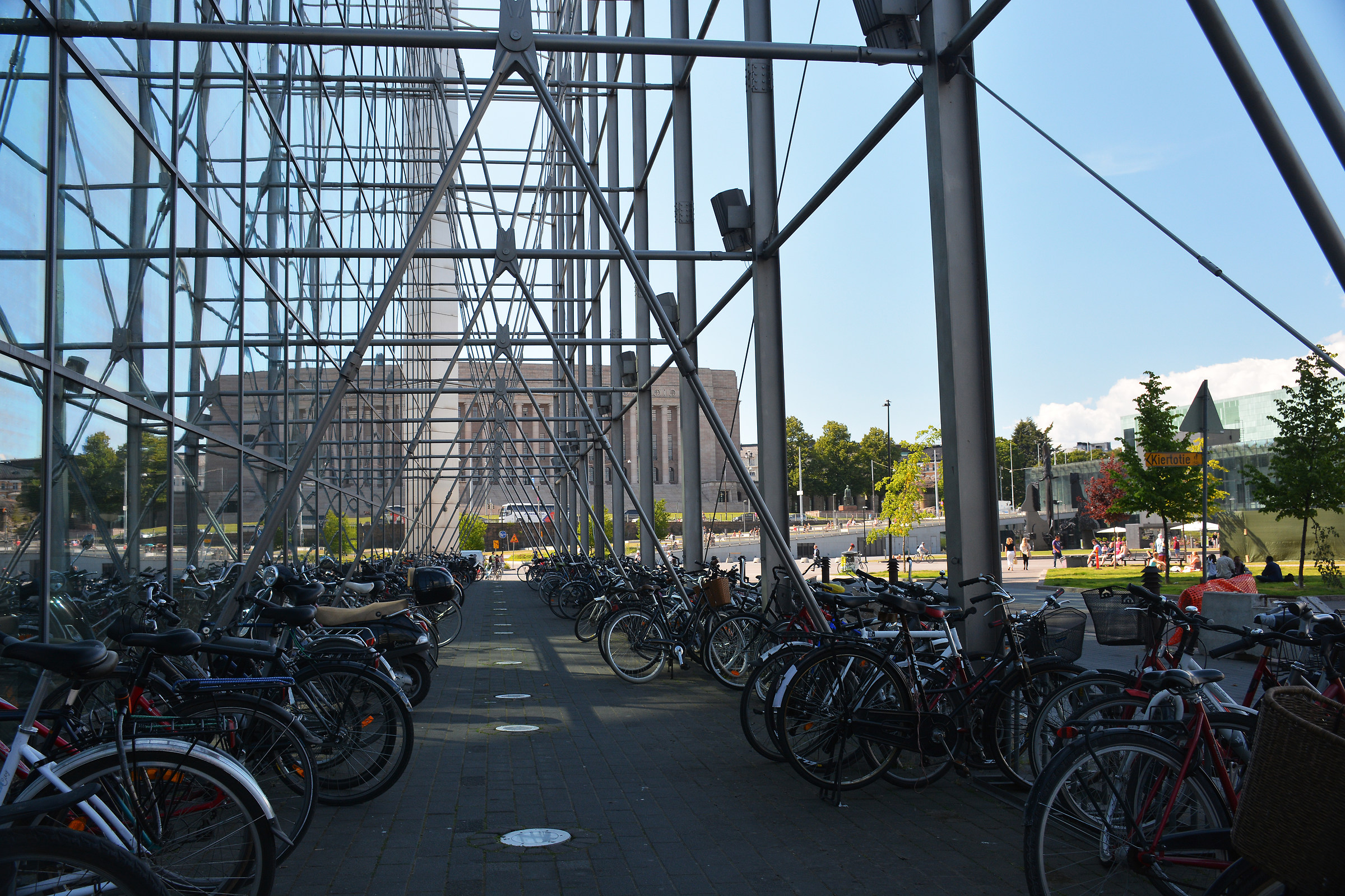 Helsinki - Parcheggio di fronte al Parlamento