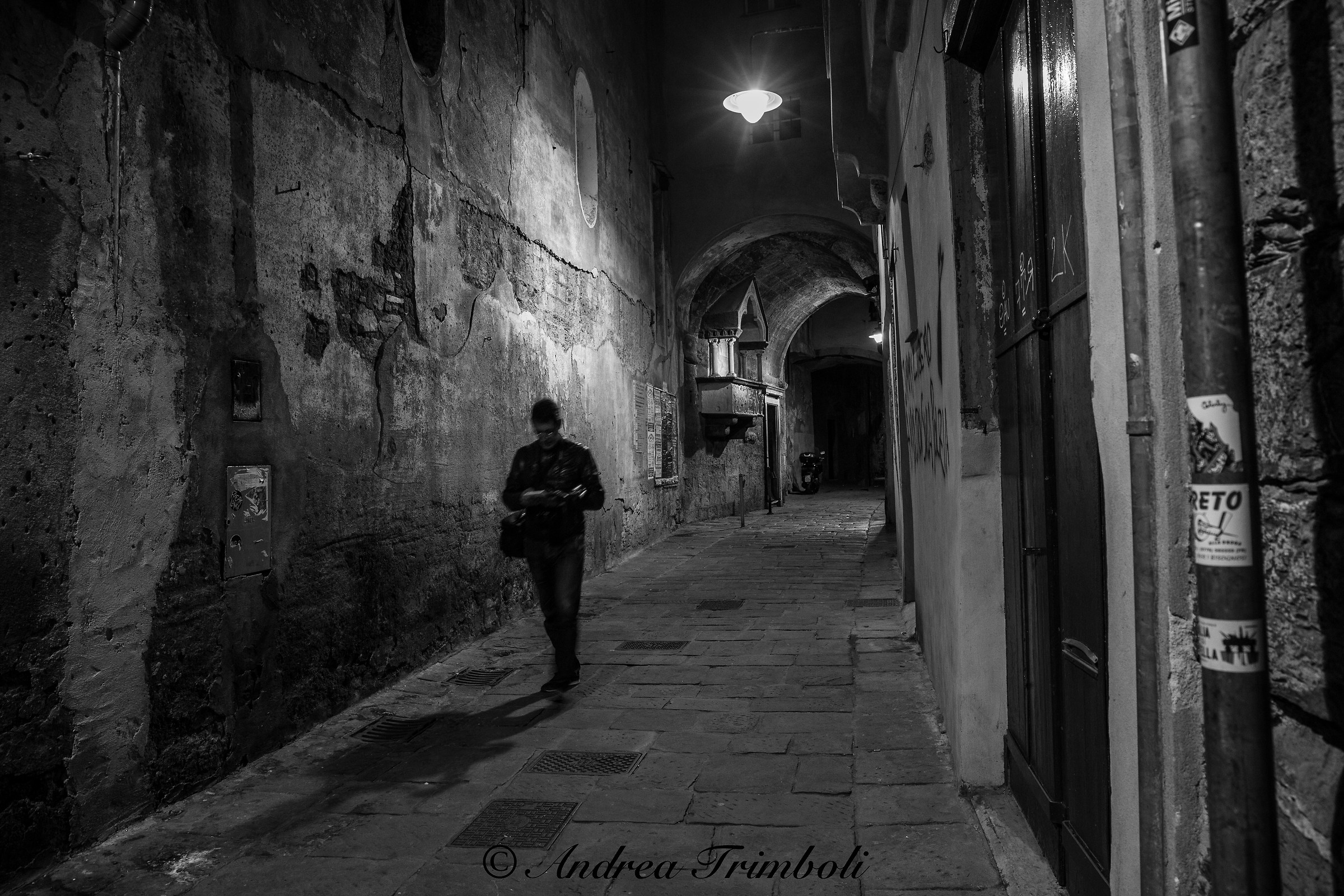 mysterious and nocturnal Juzzino wanders in Caruggi