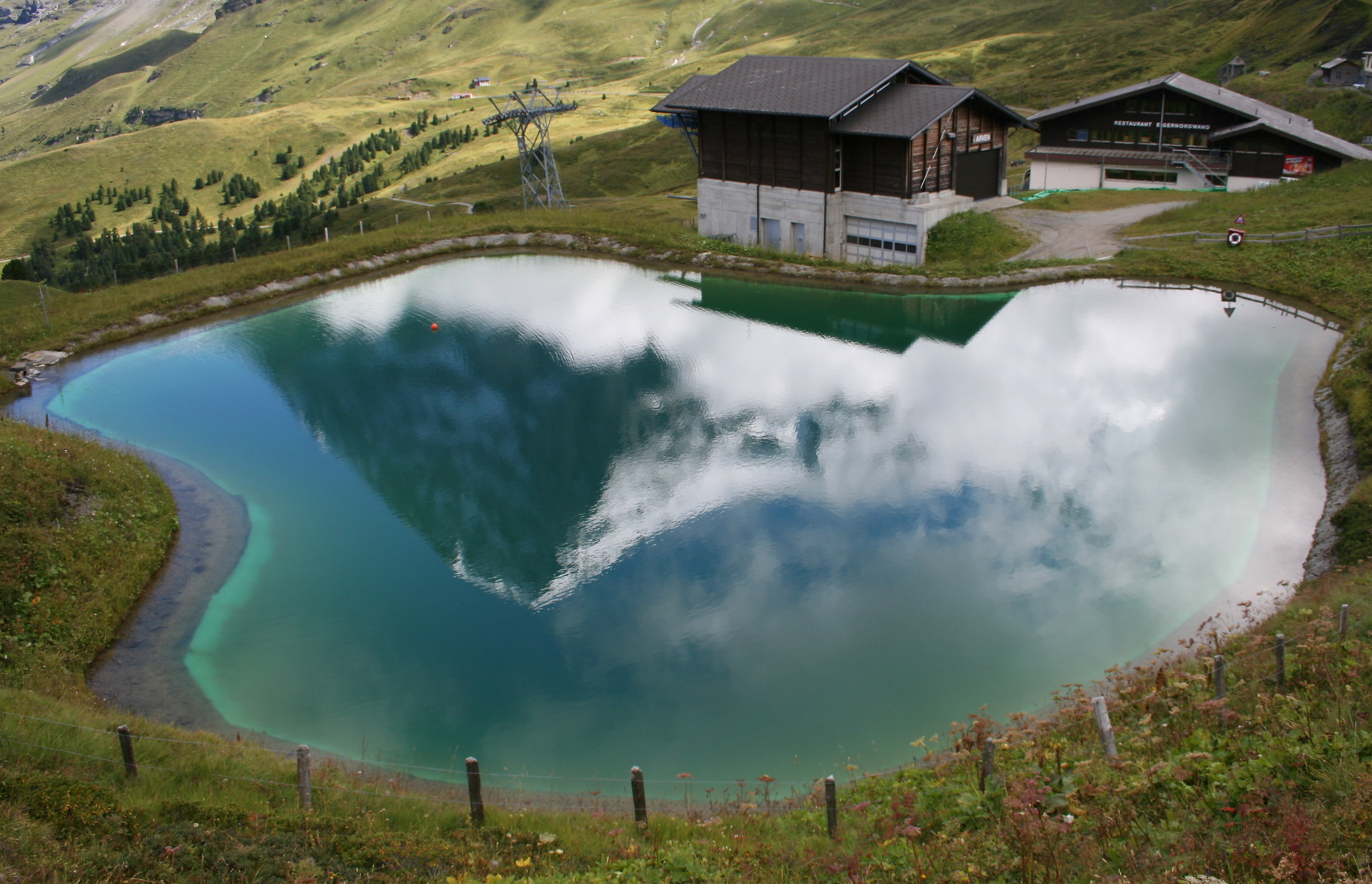 Eiger riflesso in uno specchio d'acqua