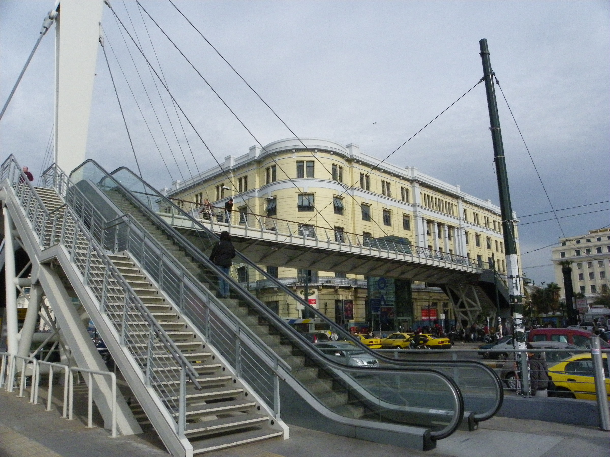 pireo - edificio della stazione della metropolitana passerel...