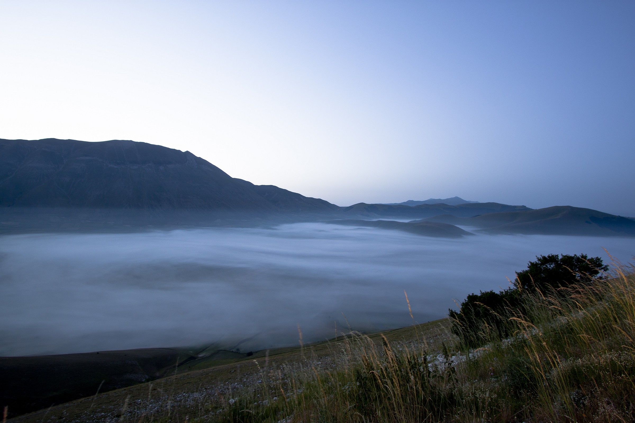 Nebbia sul Pian Grande, Castelluccio di Norcia.