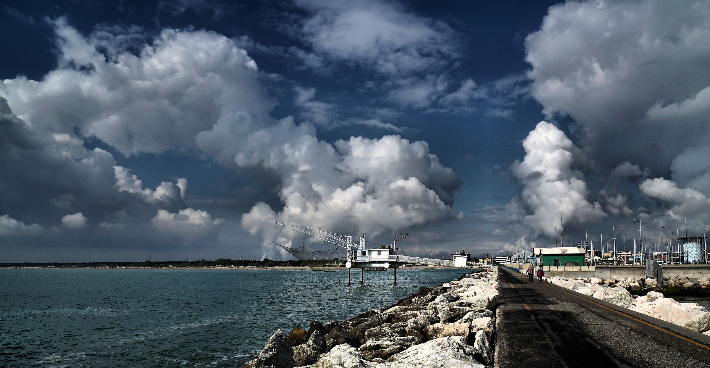 Grande cielo sul molo.