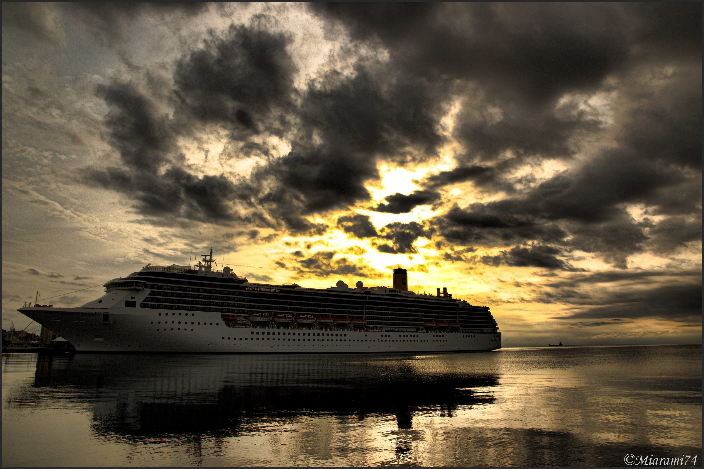CostaMediterraneo nel porto do Trieste