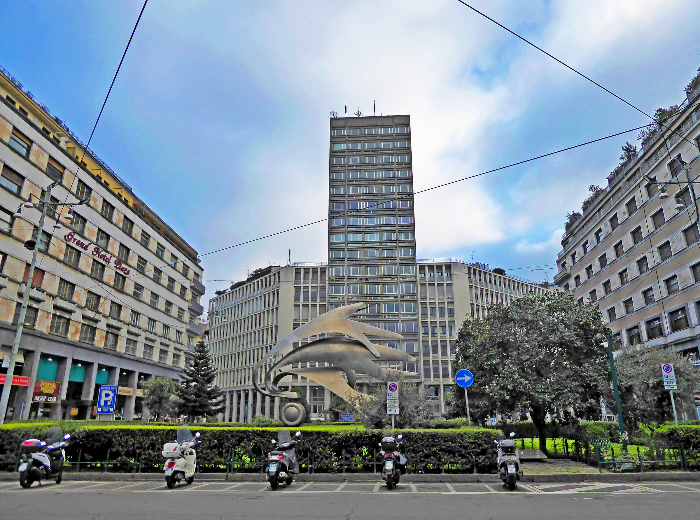 allineati in piazza Diaz