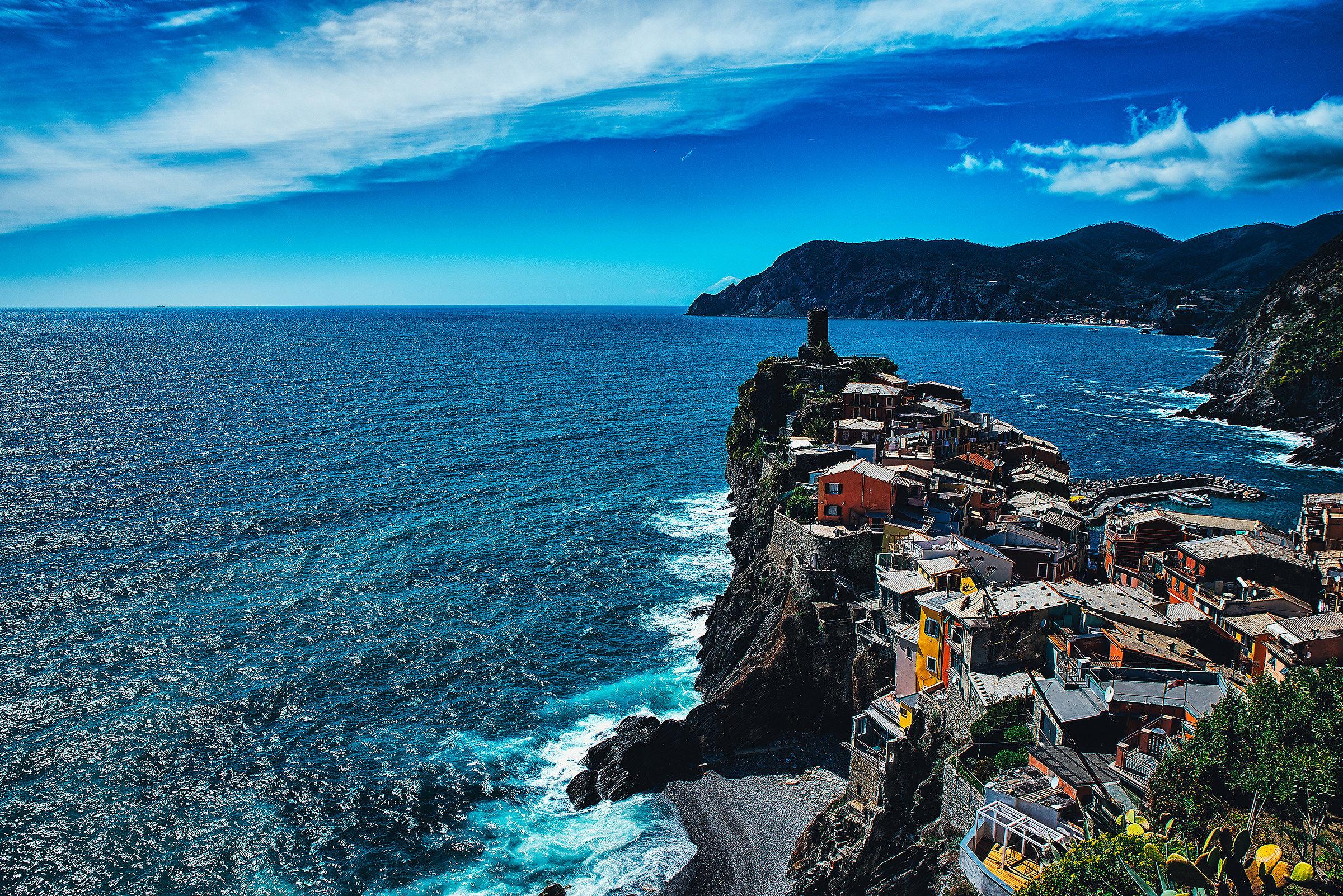 Vernazza e l'abbraccio del blu