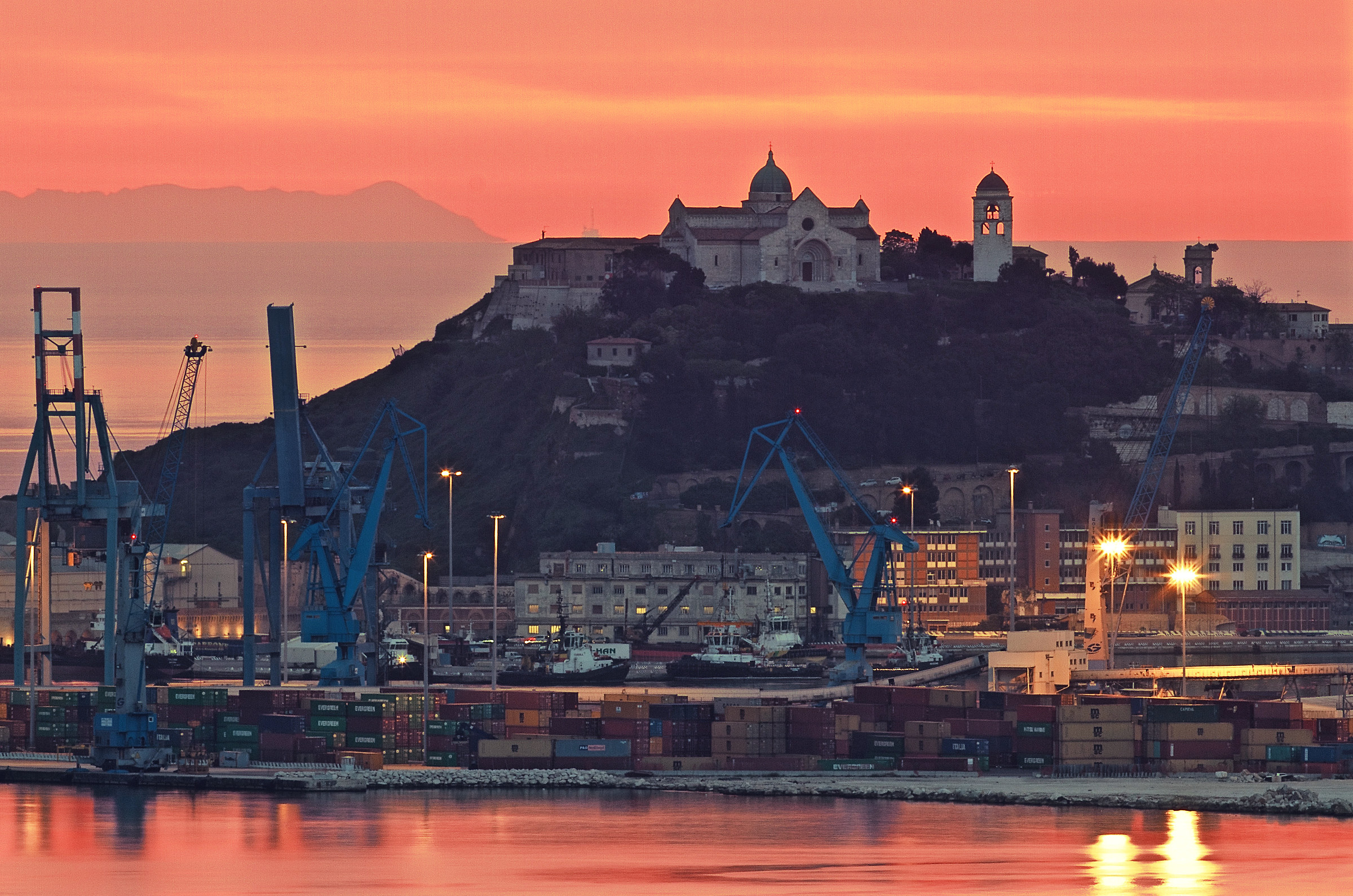 Alba rossa ad Ancona..il porto..il duomo..la Croazia