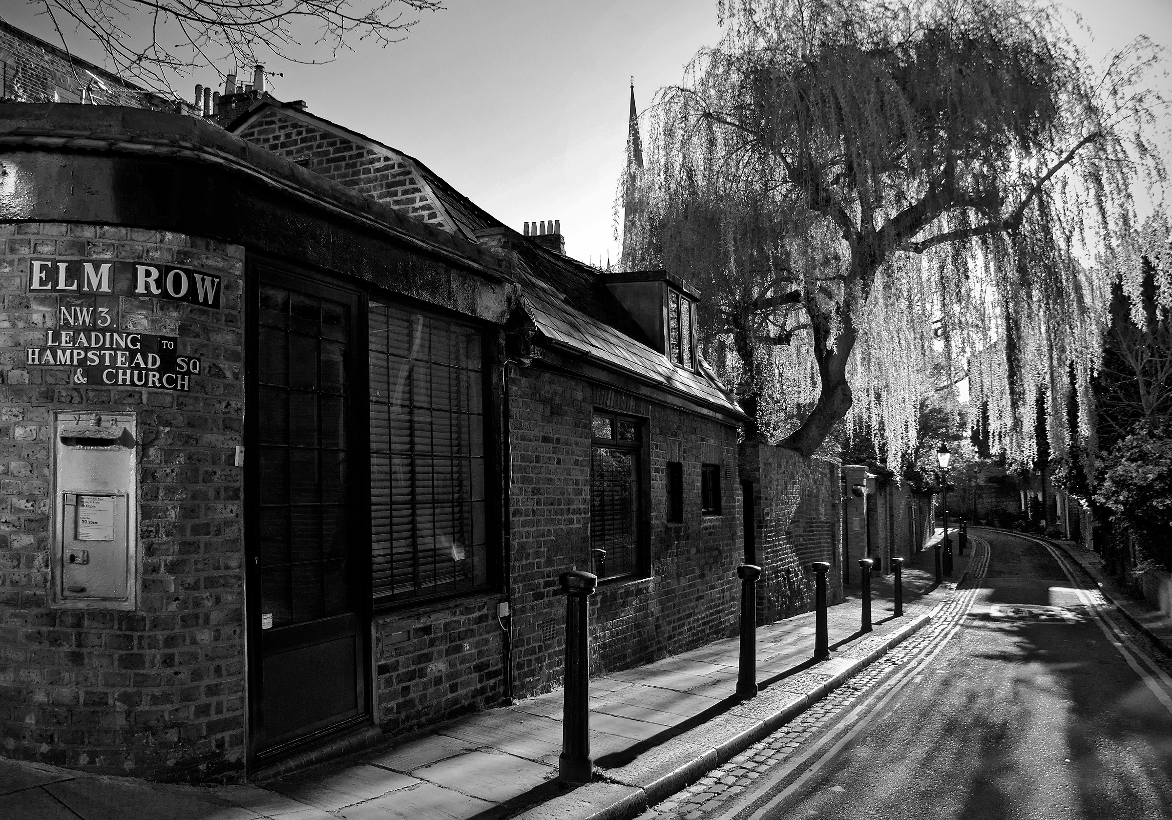 English 'Village' in London (Mono)