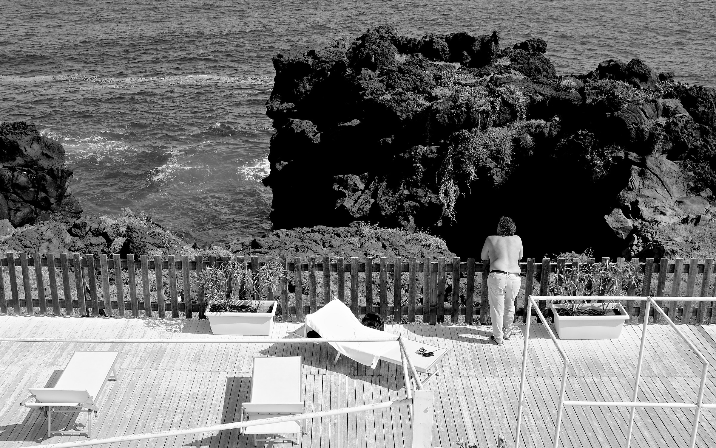 Man in front of the sea # 1