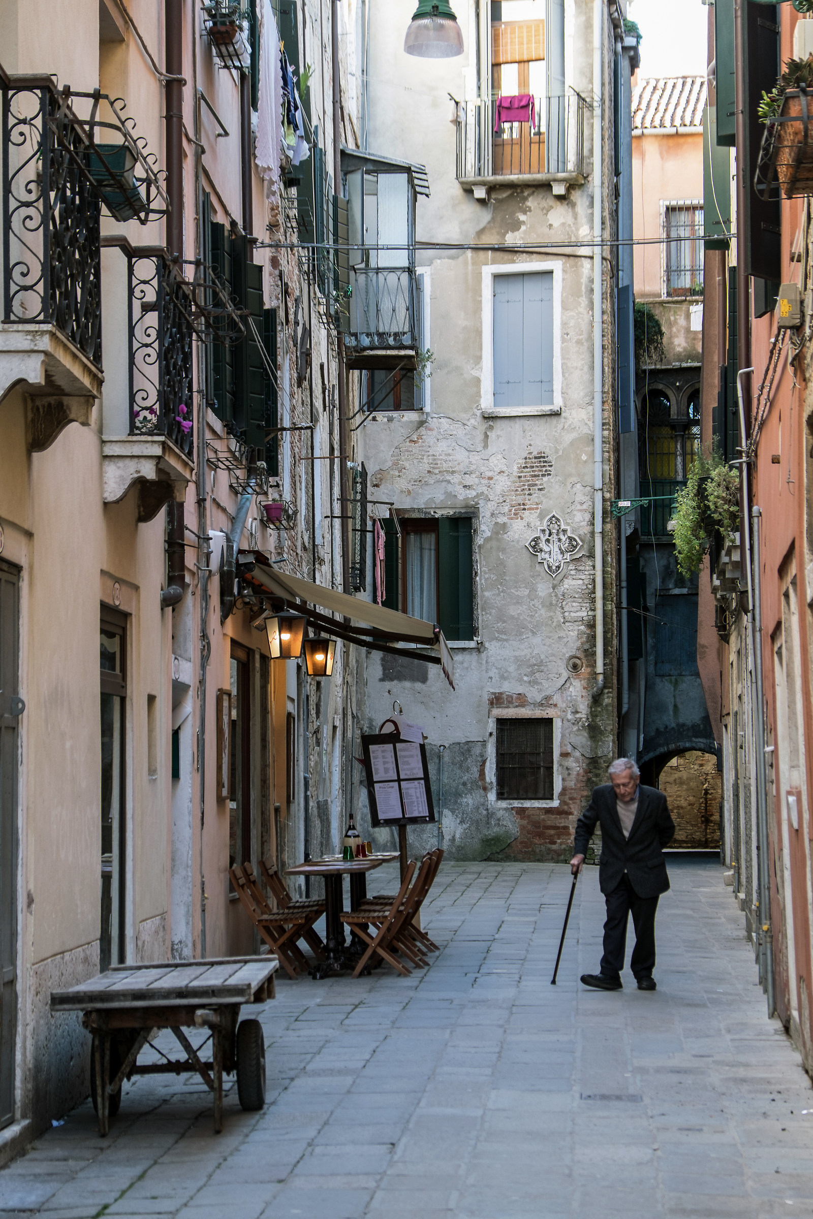 Two steps in the calle