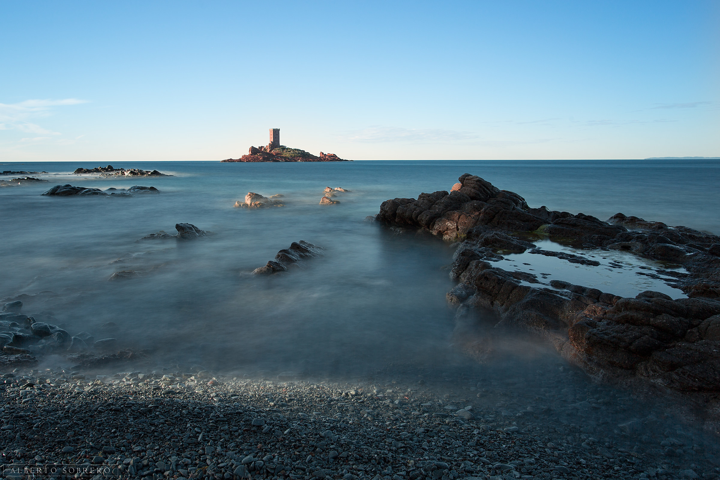 Le prime luci del giorno scaldano l'Ile d'Or