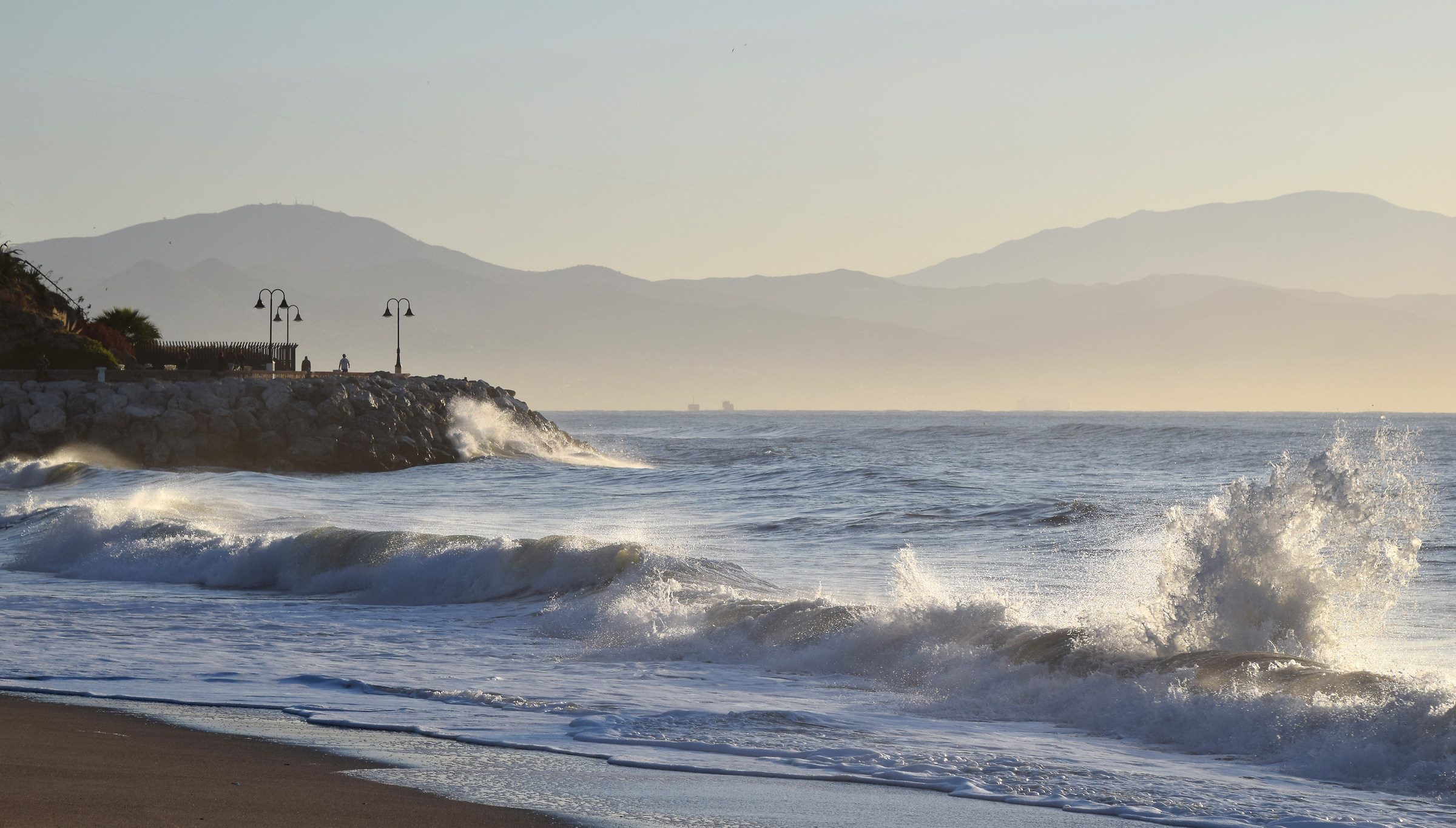Onde che si infrangono nel Early Morning Sun