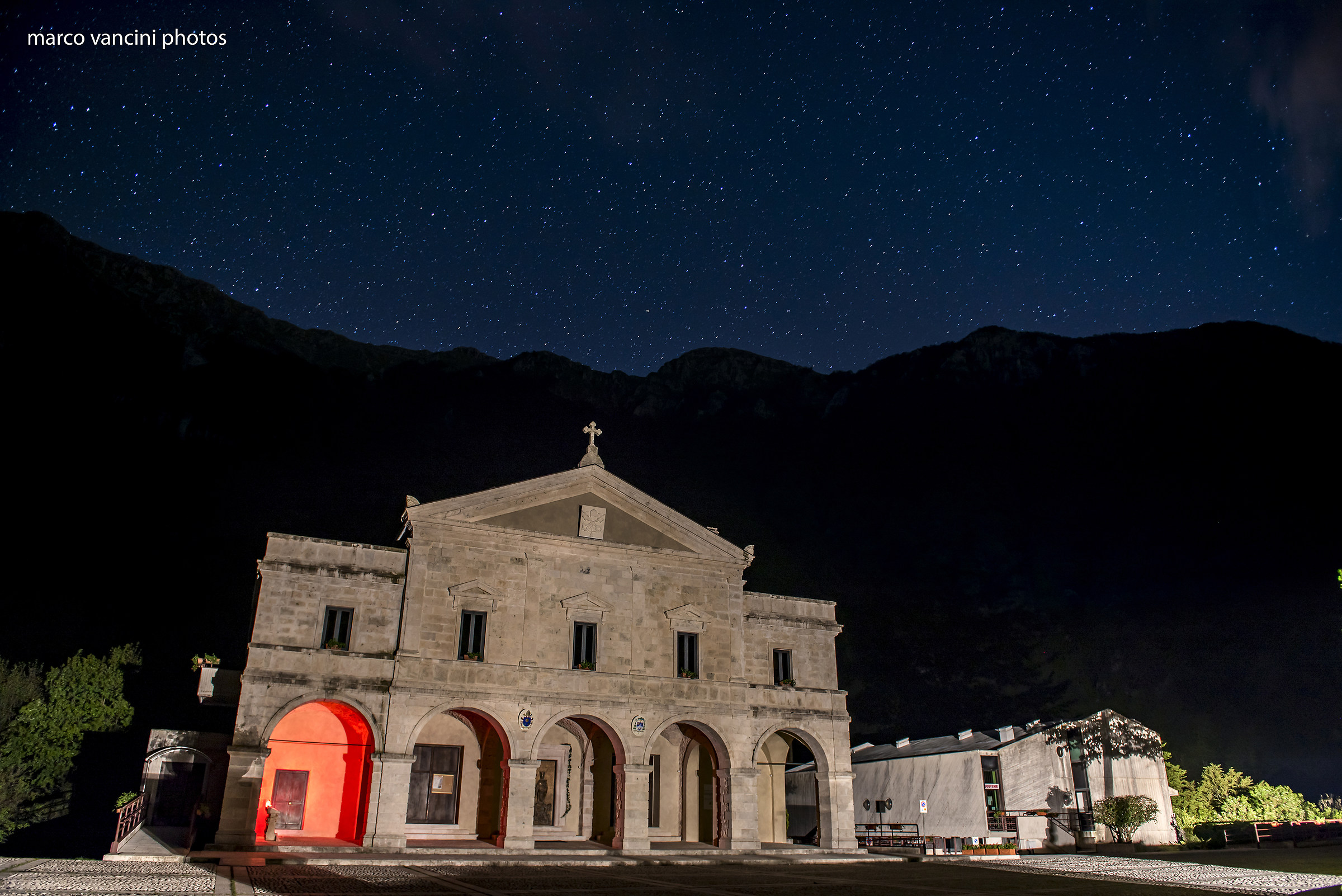La chiesa e le stelle che la sovrastano