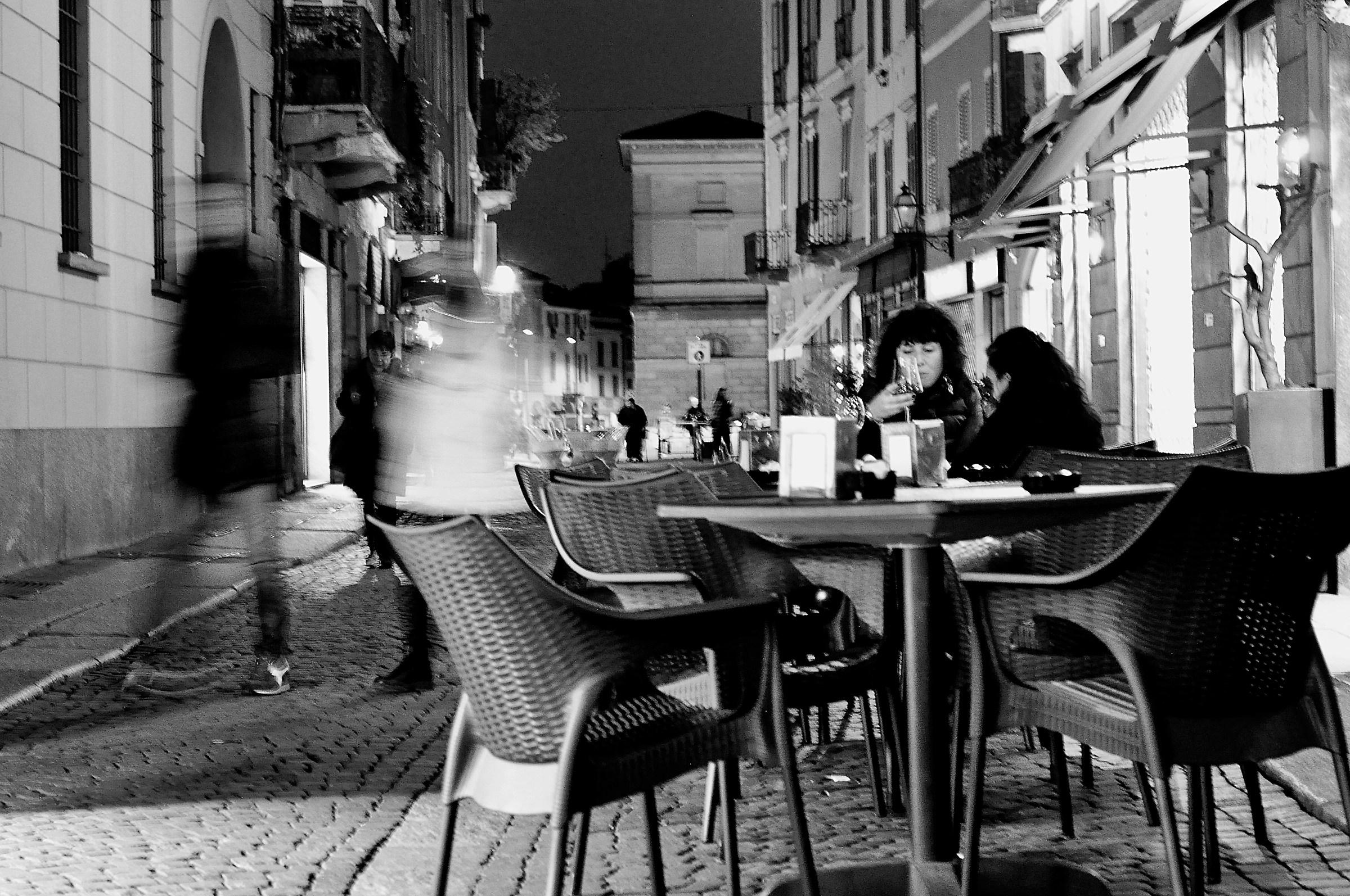 strane scie vicino a un caffe