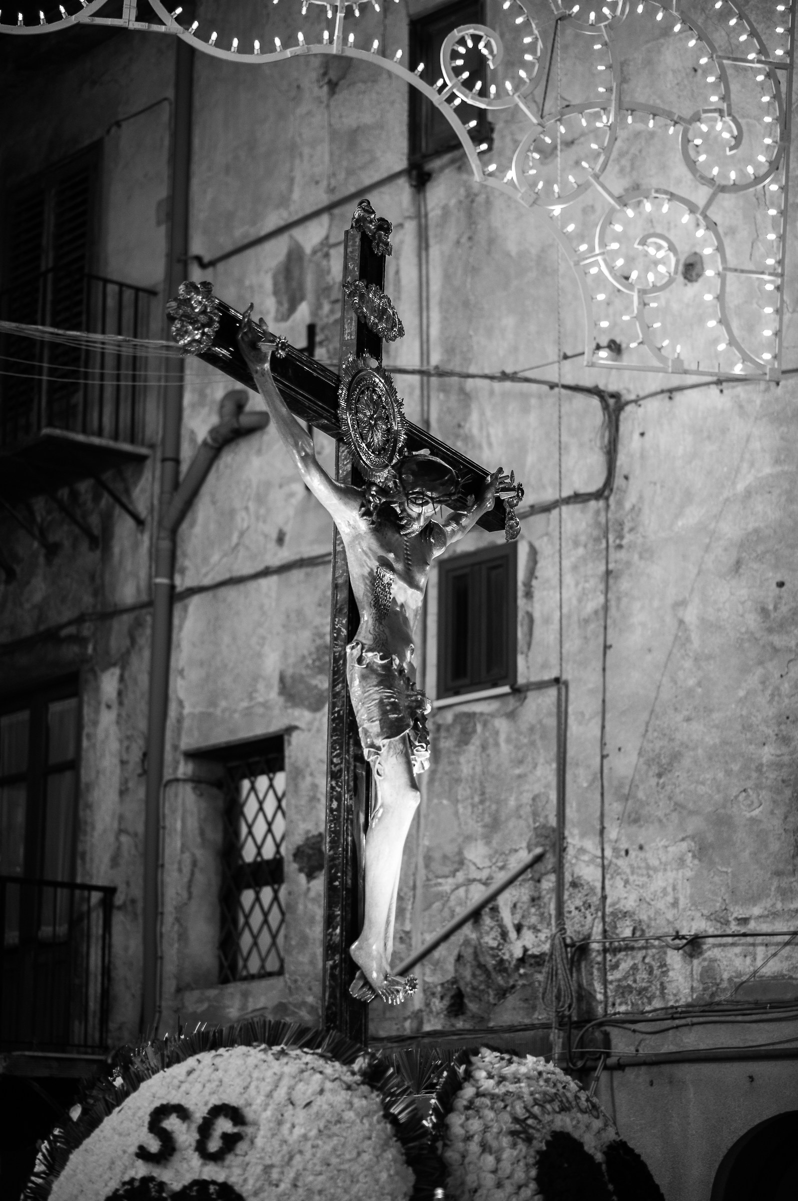 SS.Crocifisso through the alleys