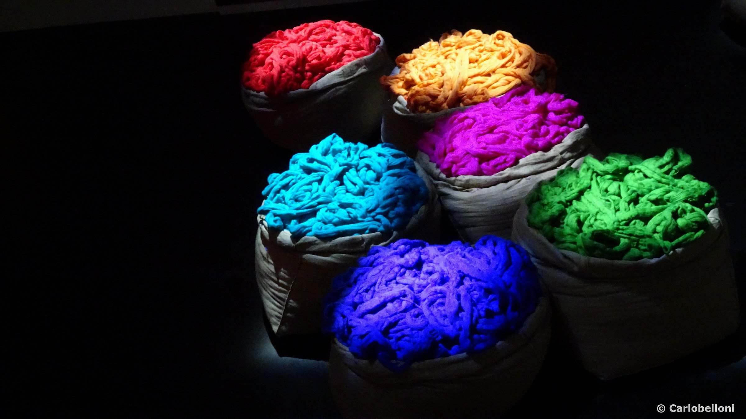 ... colori nel buio ...