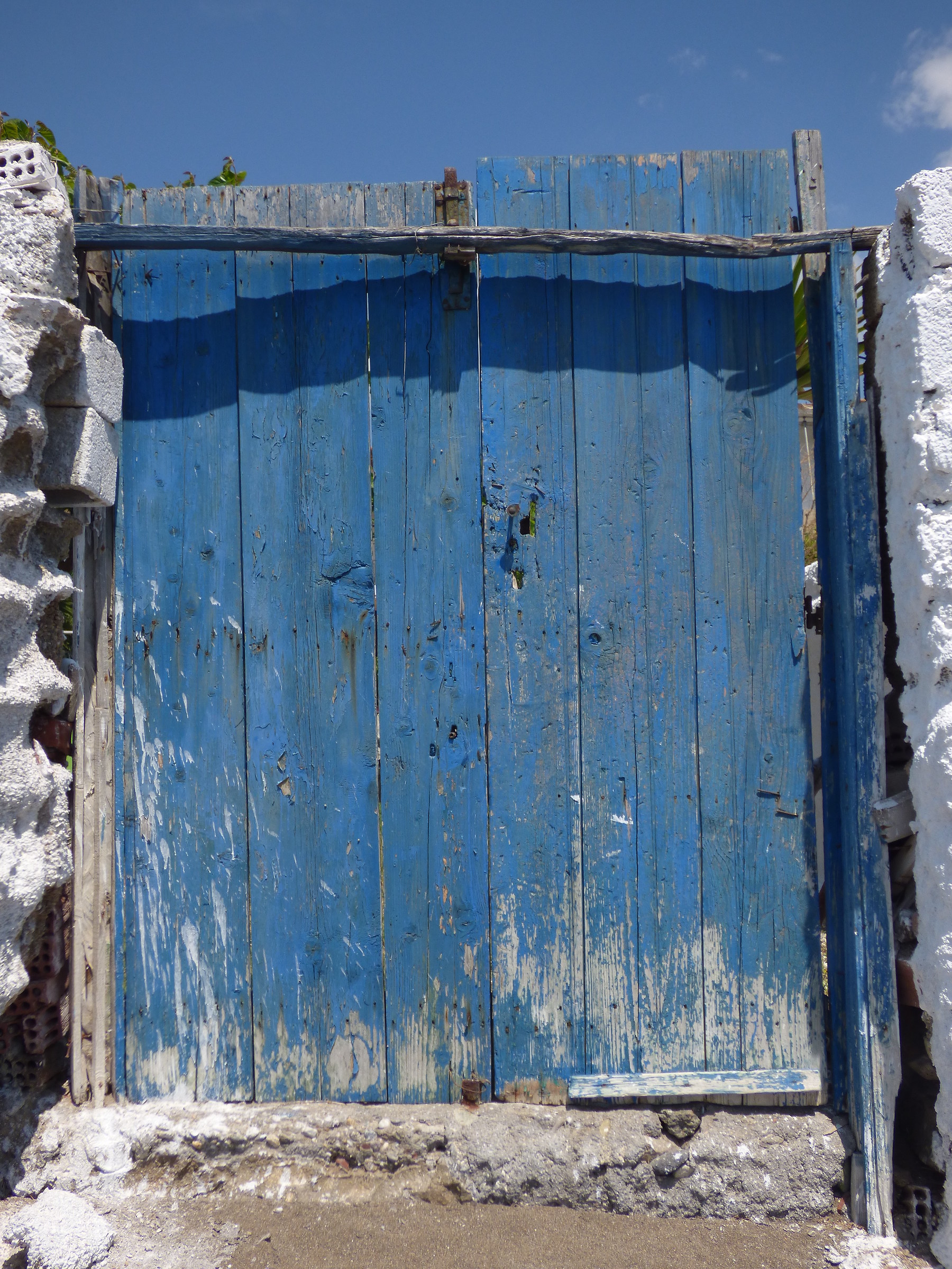 Una porta blu in riva al mare